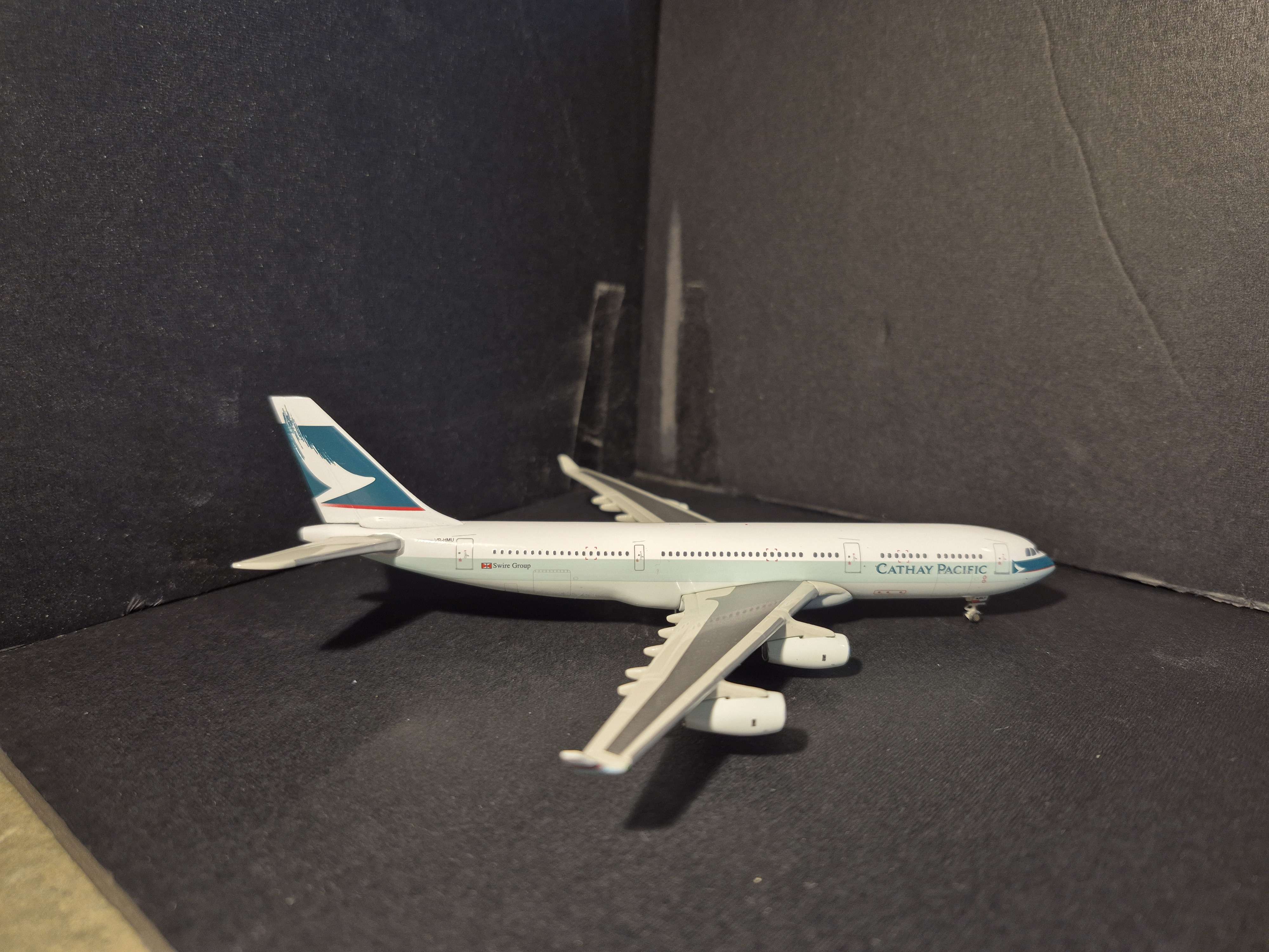 1:400 JC CATHAY PACIFIC A340-200 VR-HMU | WITH STAND