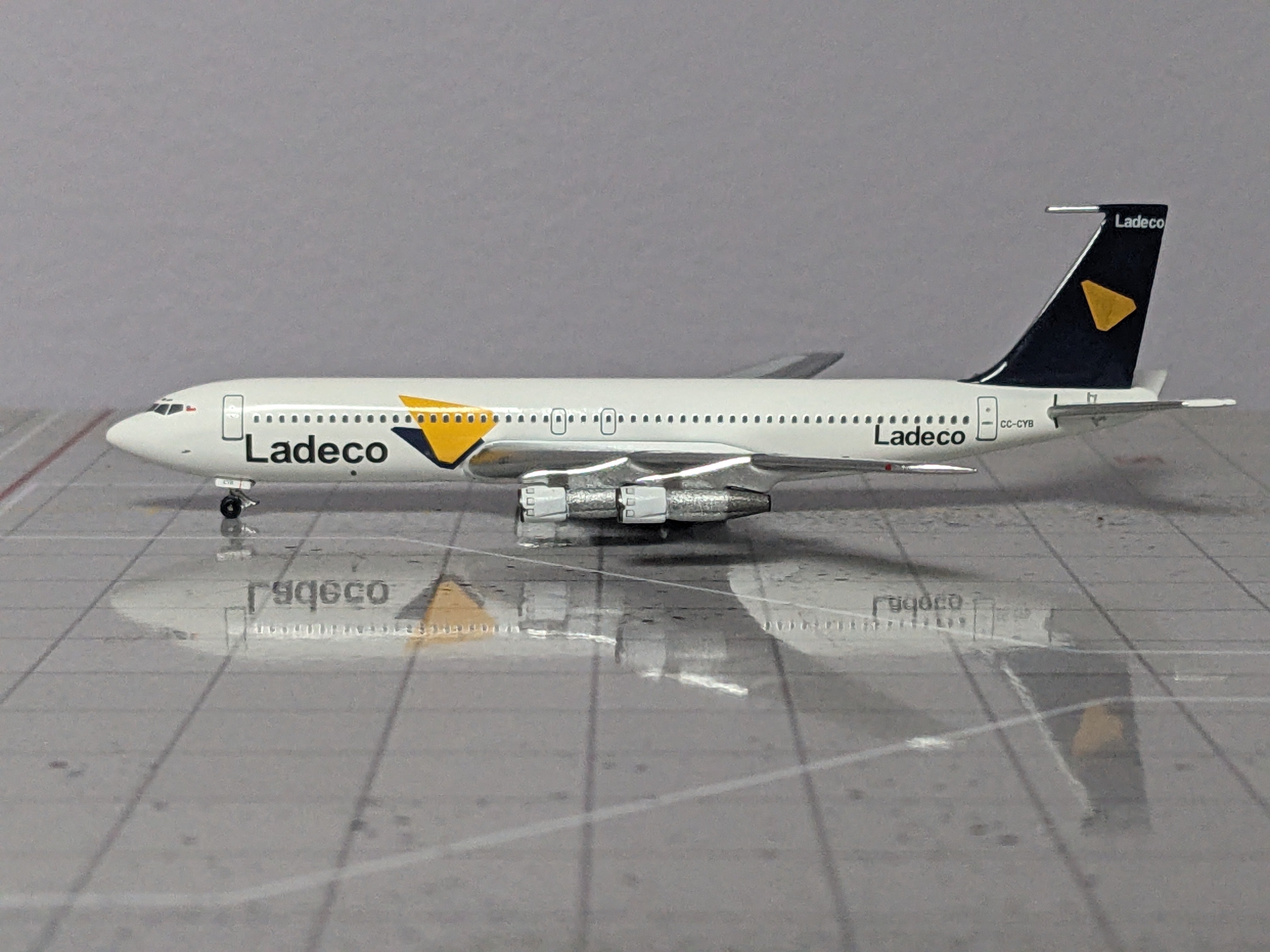 1:400 AEROCLASSICS LADECO B707 CC-CYB