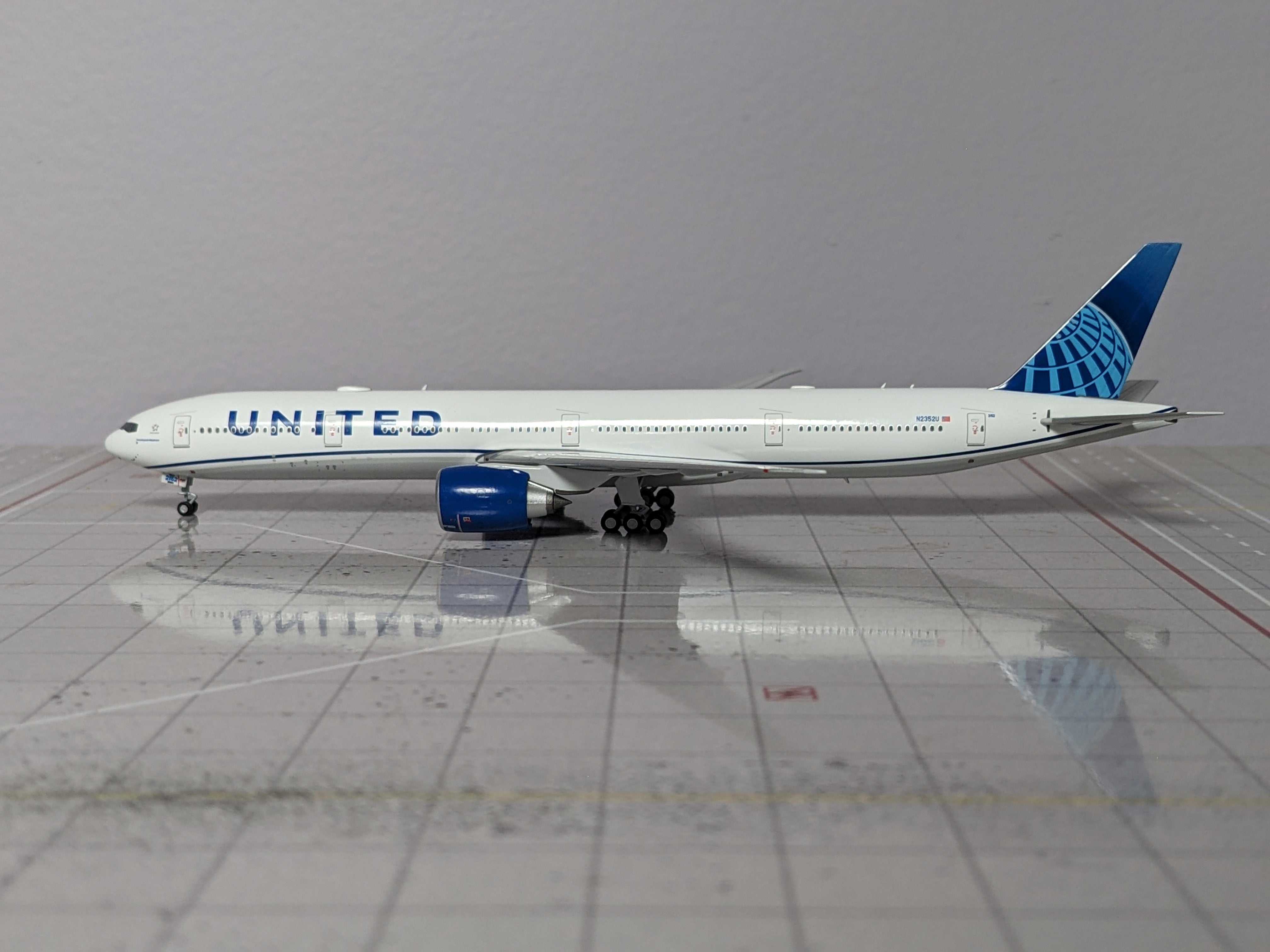 1:400 NG UNITED B777-300ER N2352U EVO BLUE