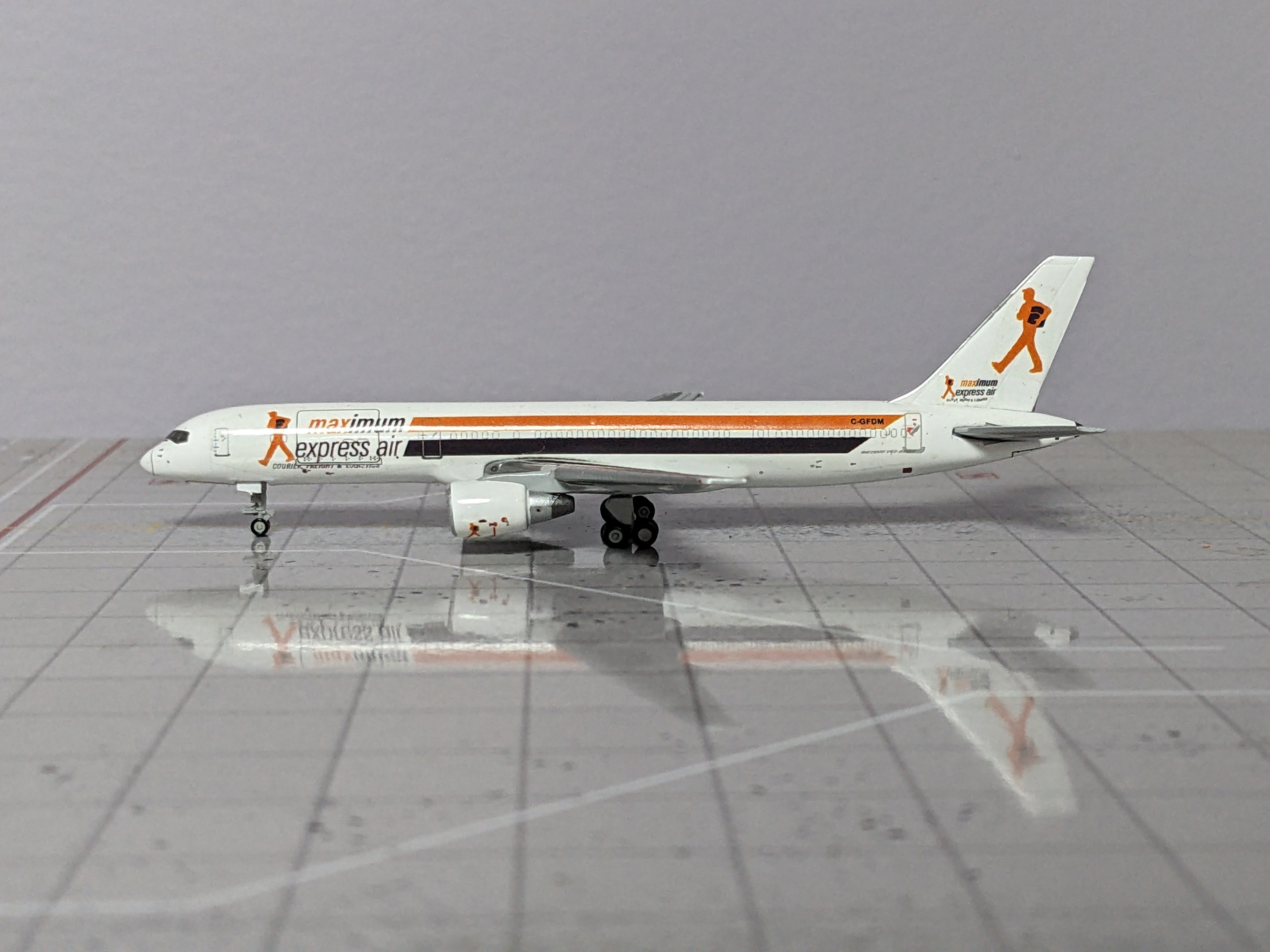 1:400 JC MAXIMUM EXPRESS B757-200 C-GFDM