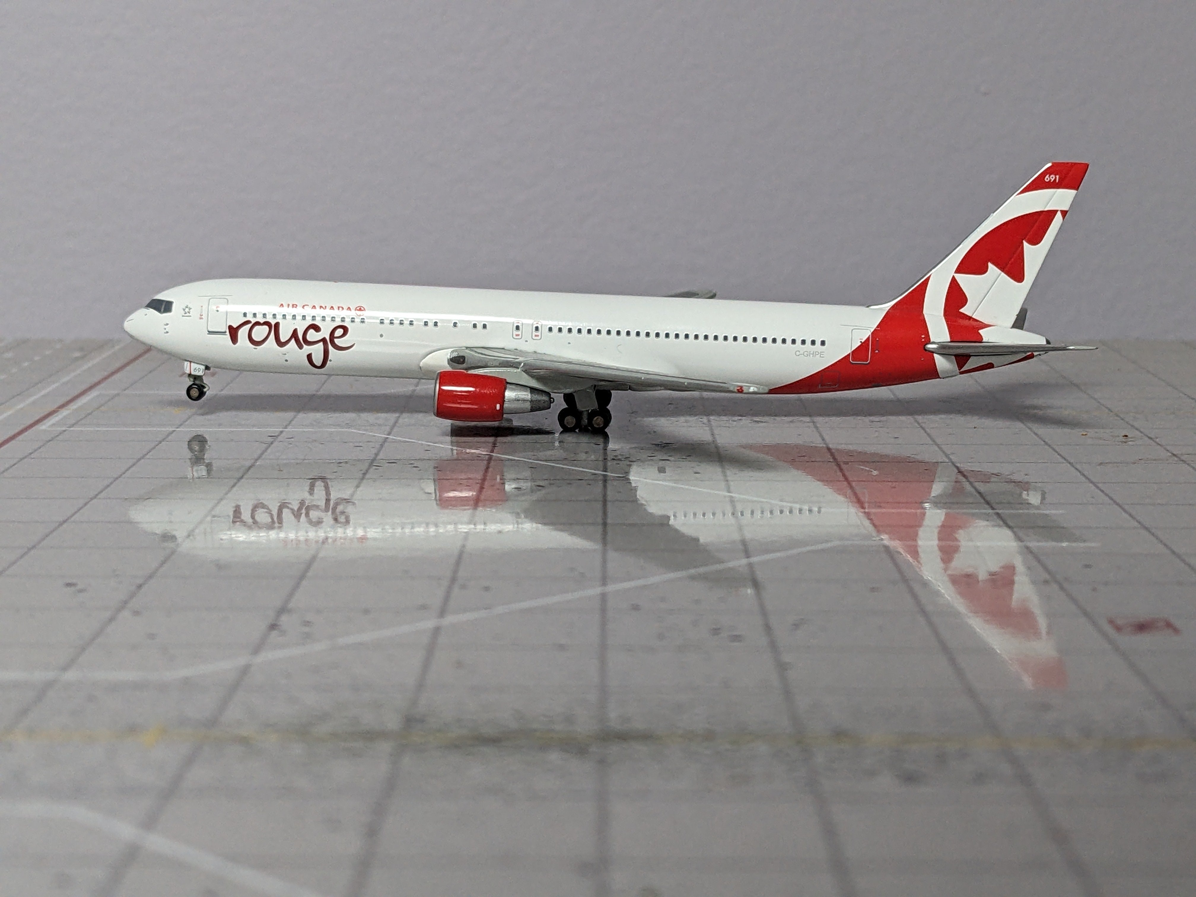 1:400 GEMINI AIR CANADA ROUGE B767-300ER C-GHPE