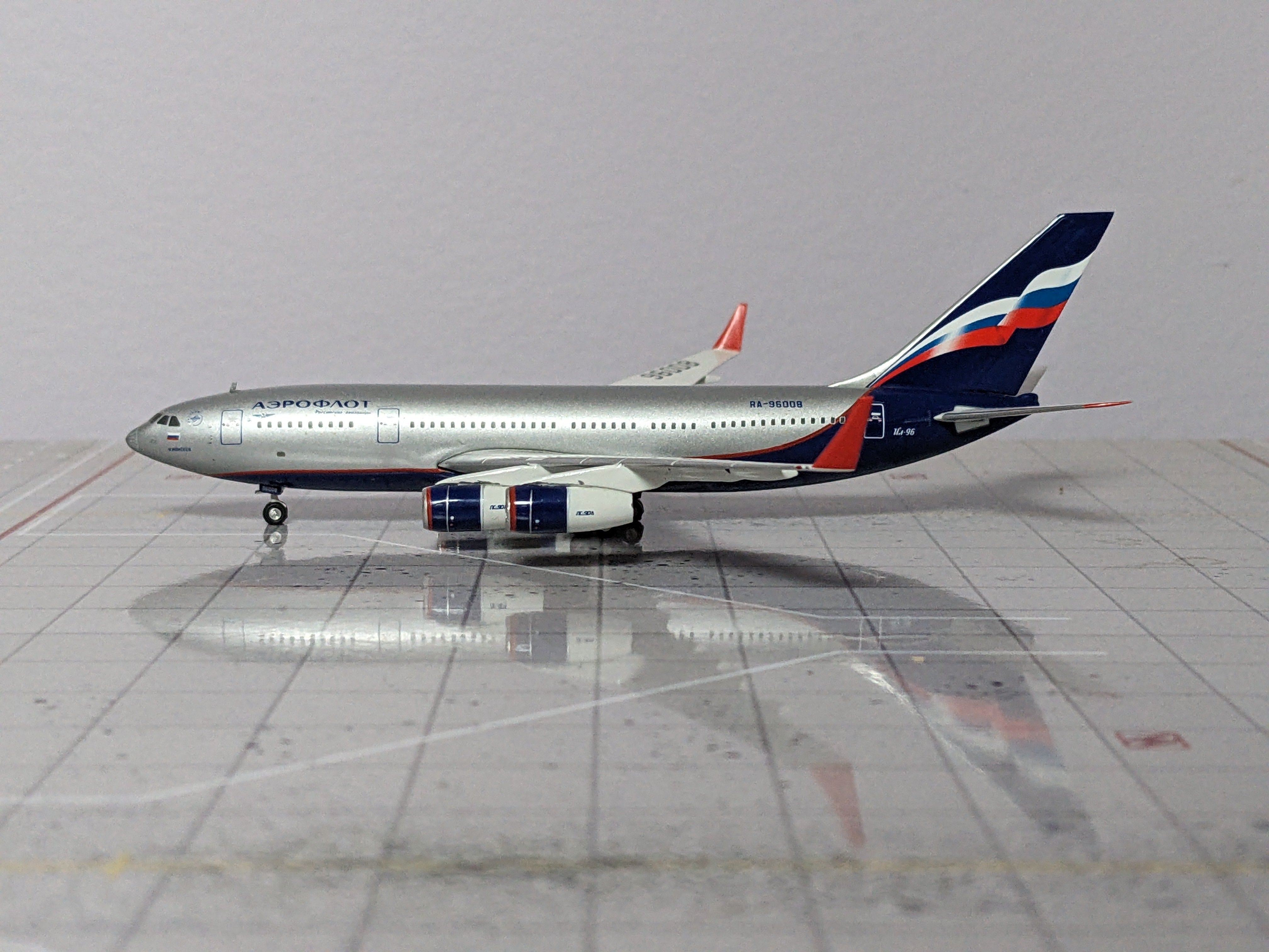 1:400 PHOENIX AEROFLOT IL-96 RA-96008