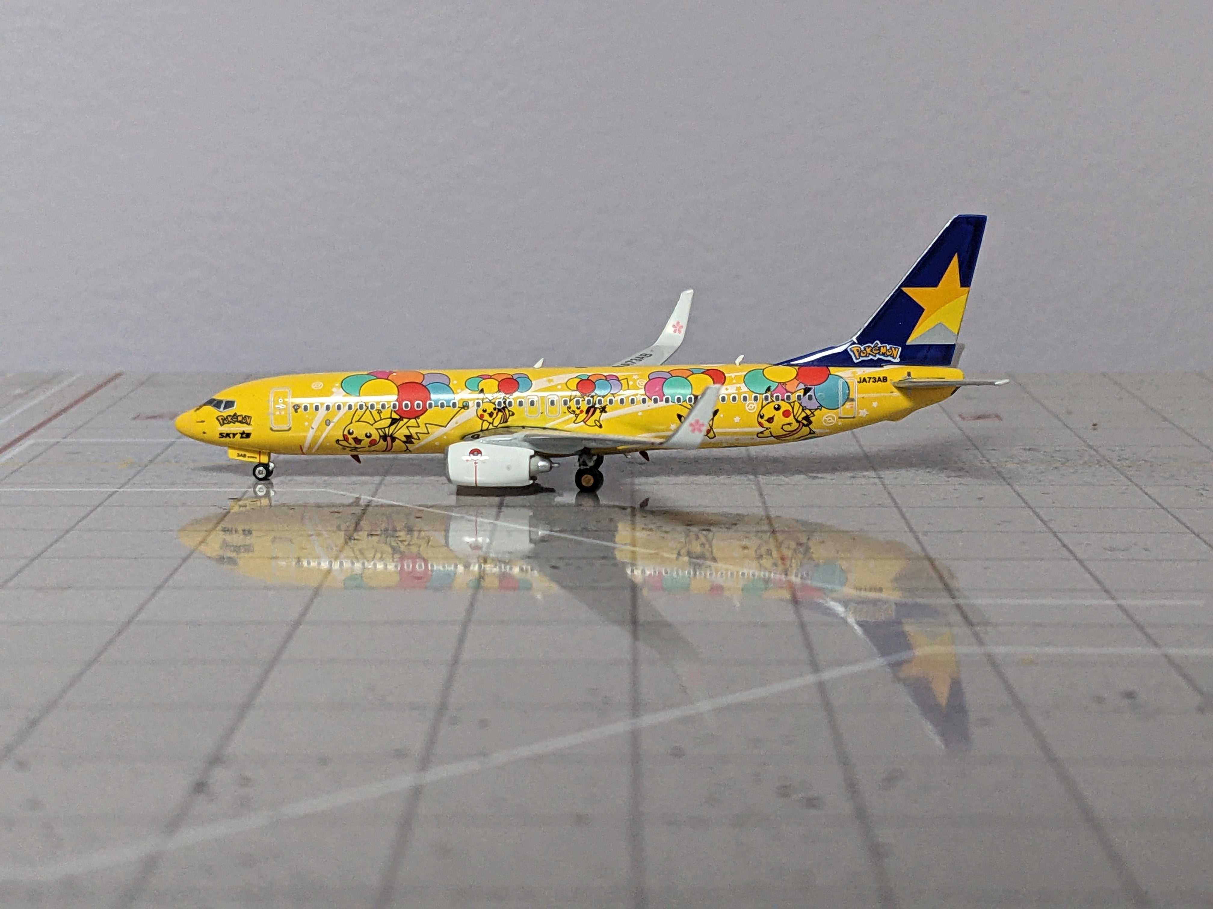 1:400 PHOENIX SKYMARK B737-800 JA73AB