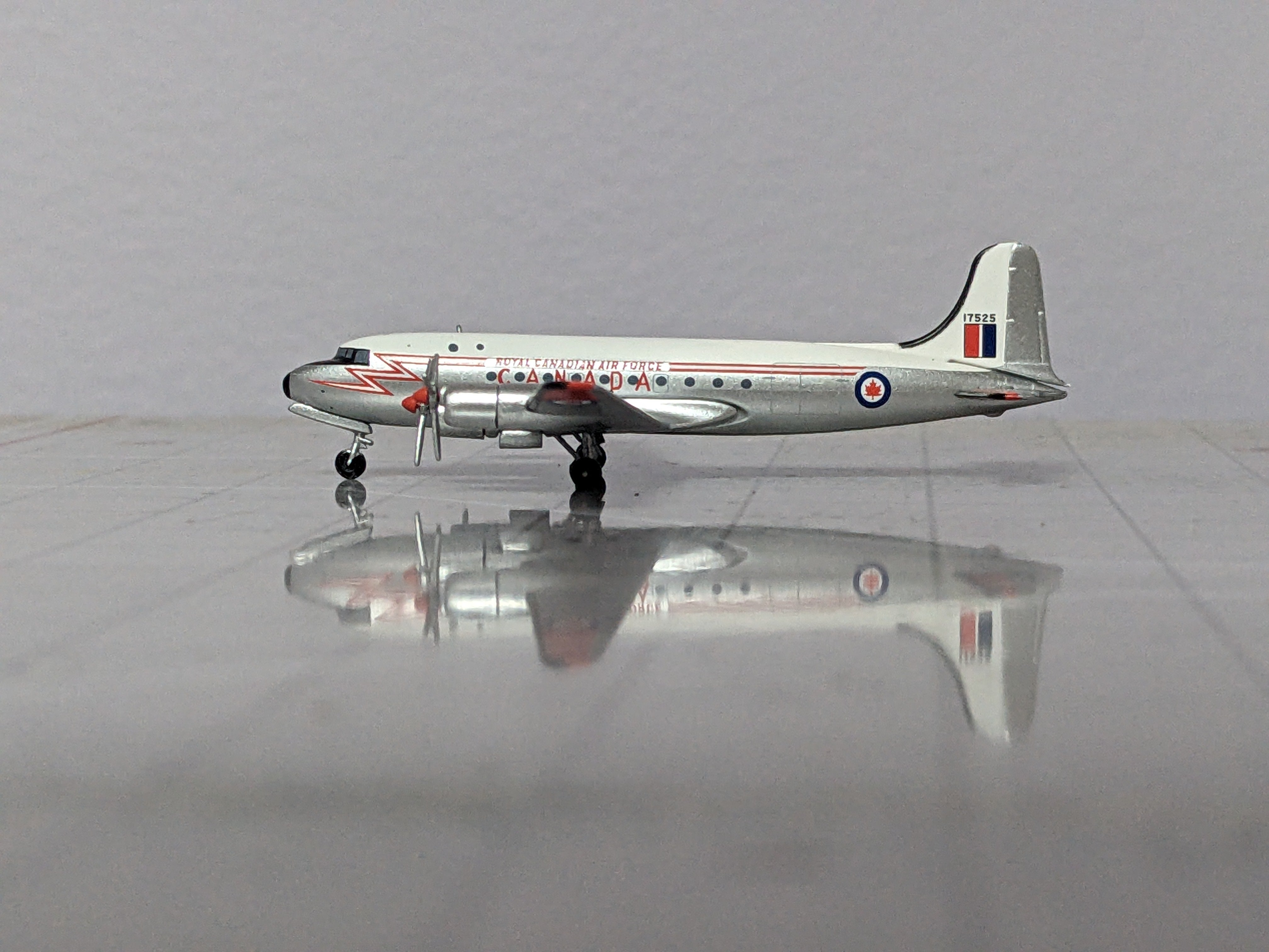 1:400 AEROCLASSICS RCAF C-4 NORTHSTAR 17525