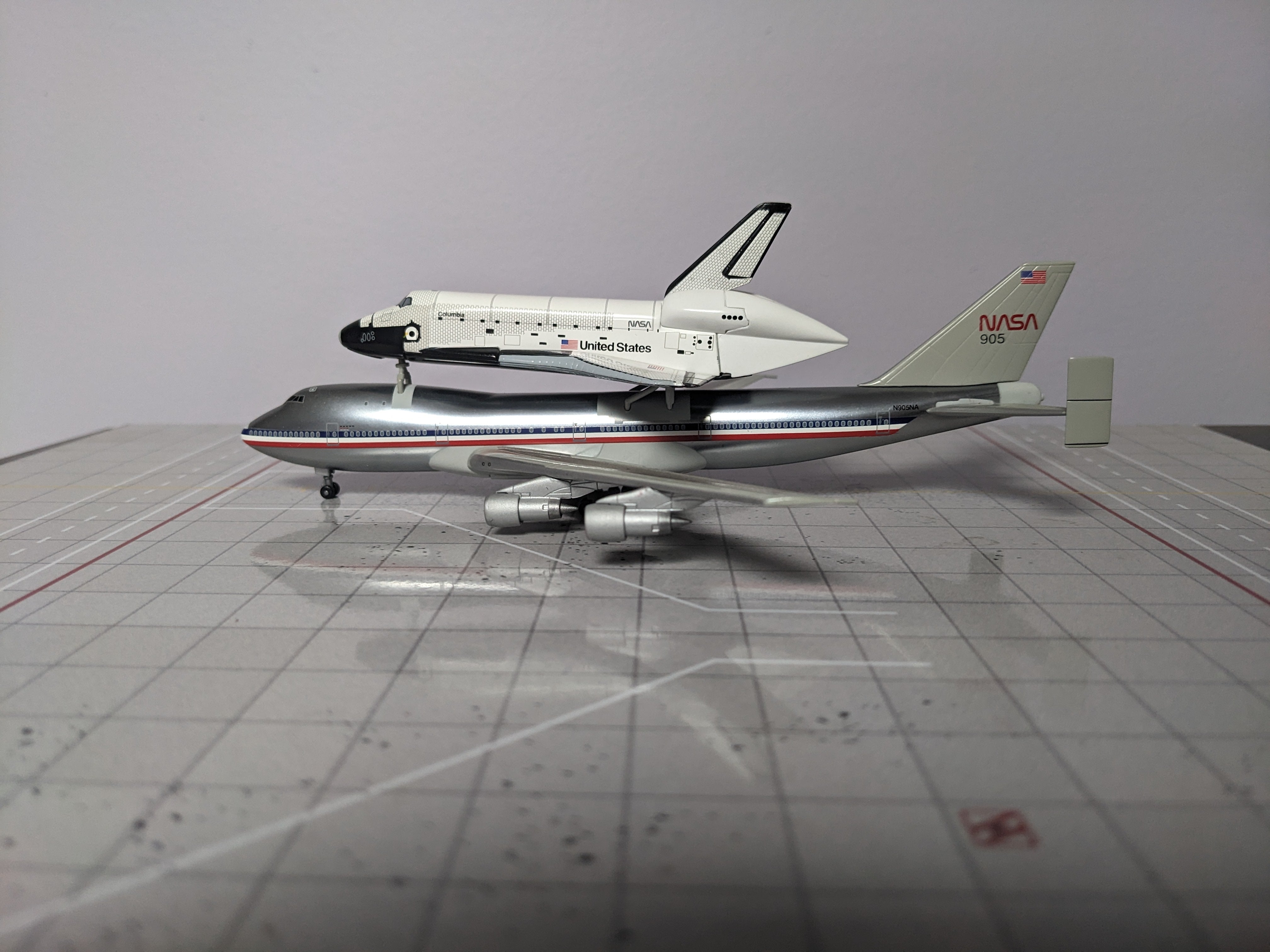 1:400 DRAGON NASA B747-100SCA W SPACE SHUTTLE COLUMBIA OV-102