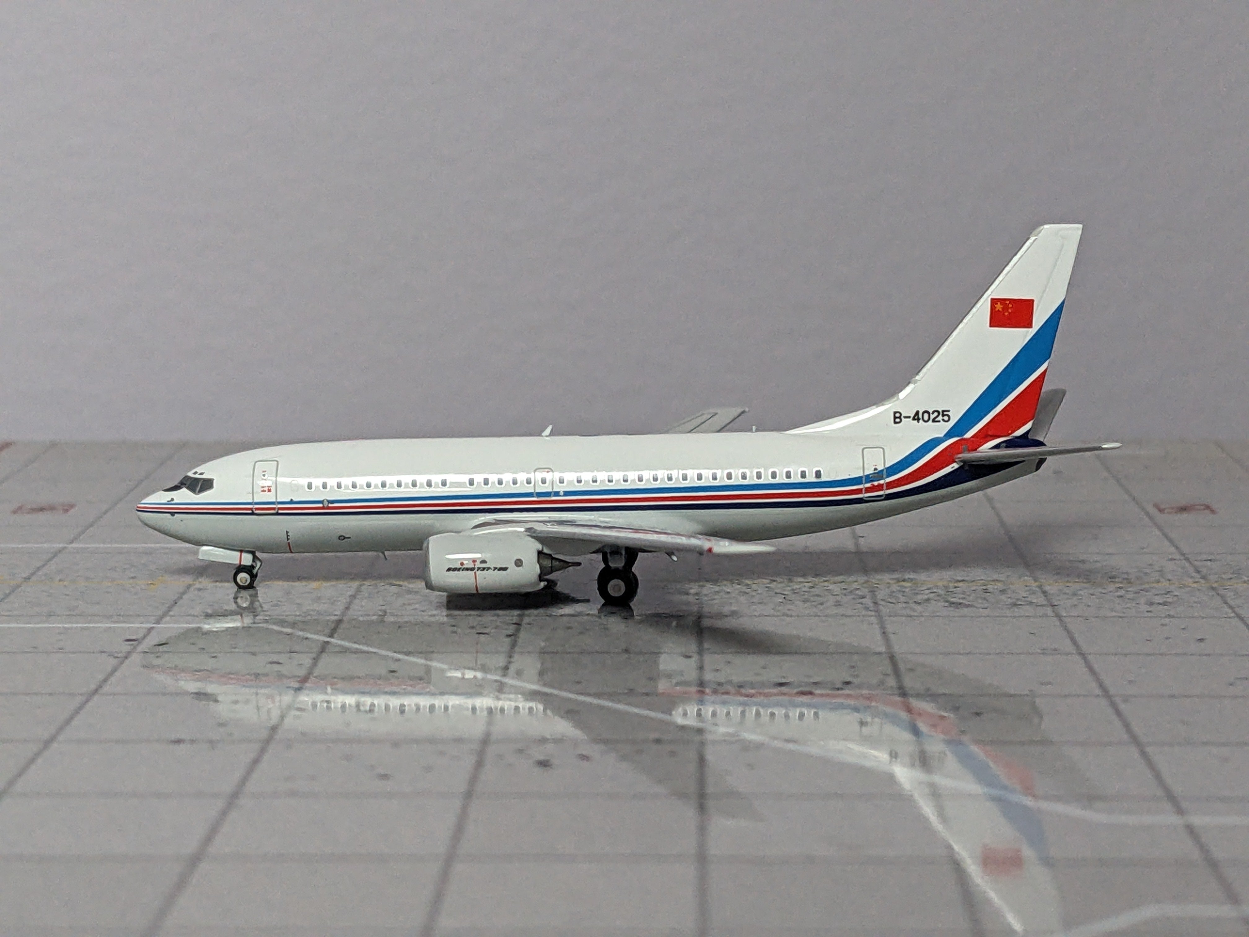 1:400 NG PLAAF B737-700 B-4025
