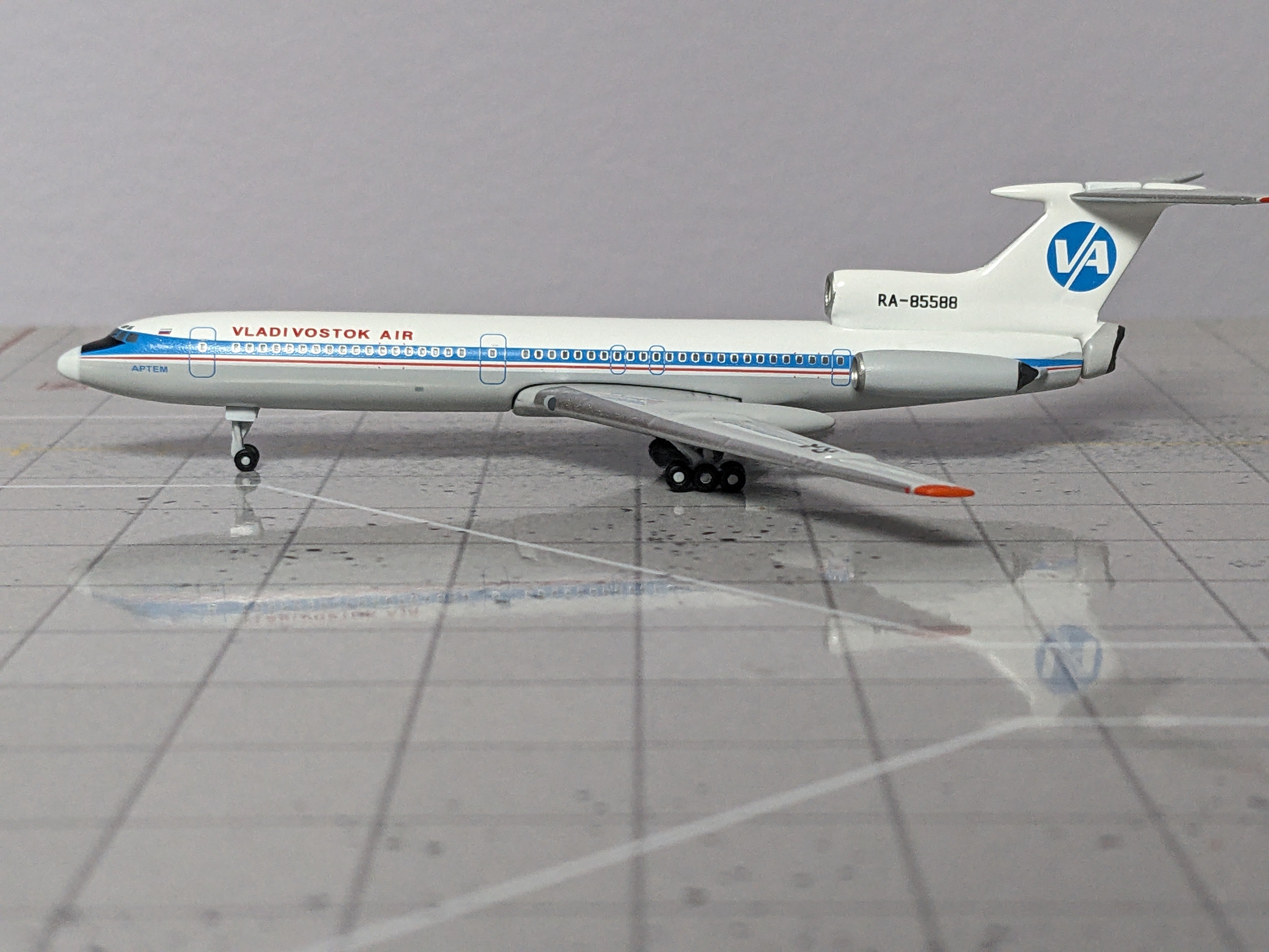 1:400 AEROCLASSICS VLADIVOSTOK TU-154 RA-85588