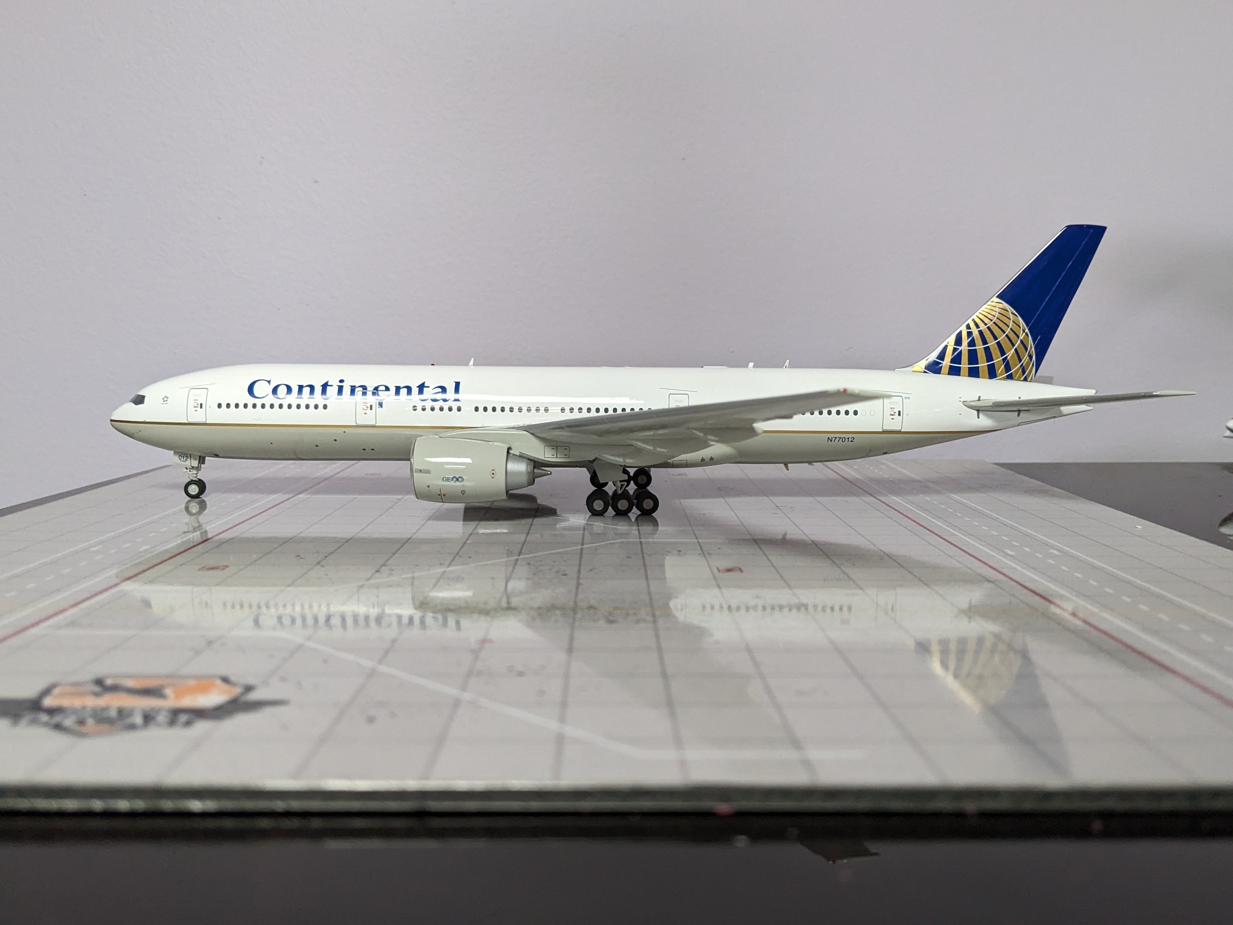 1:200 GEMINI CONTINENTAL B777-200ER N77012