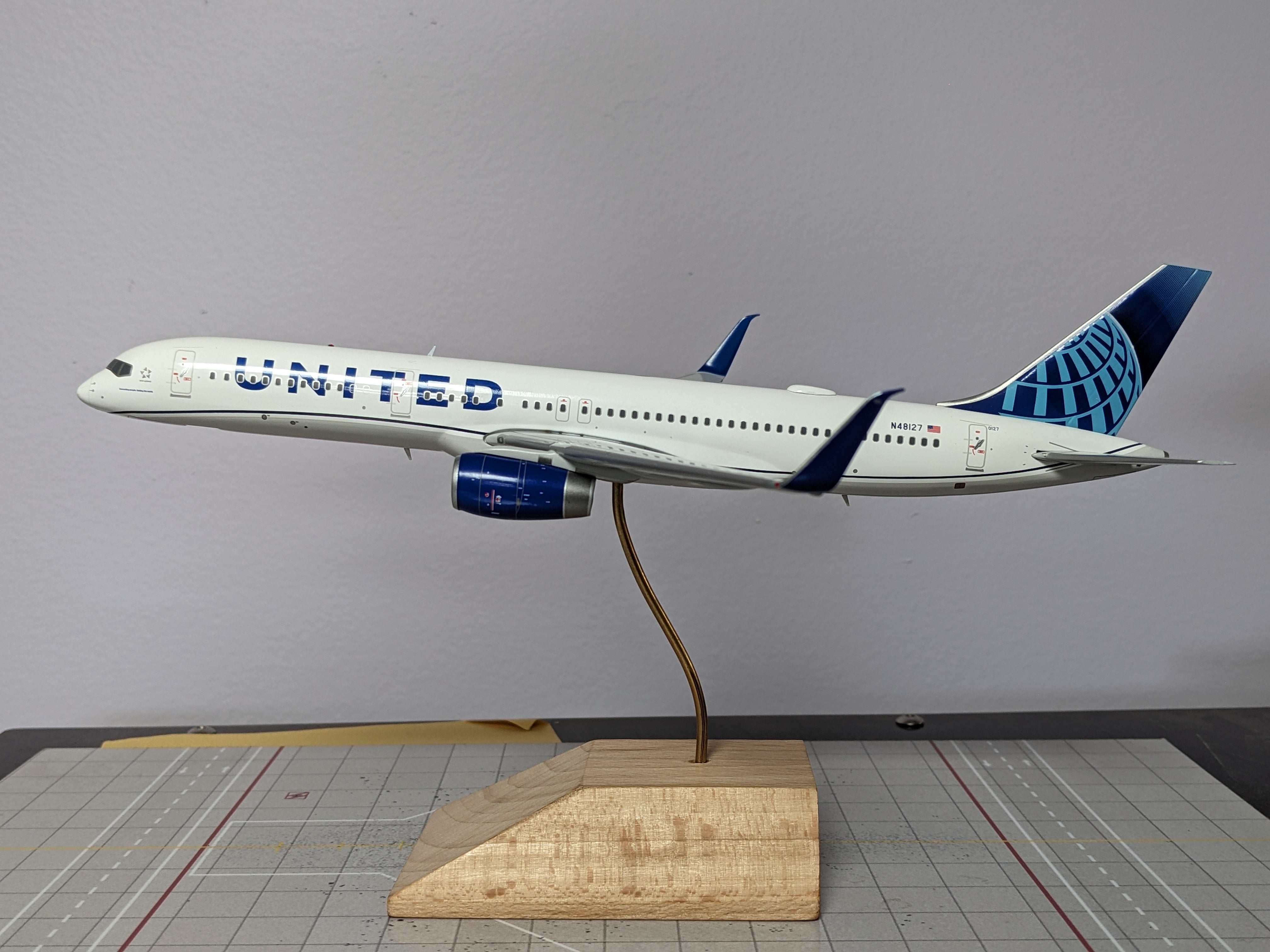 1:200 GEMINI UNITED B757-200 N48127
