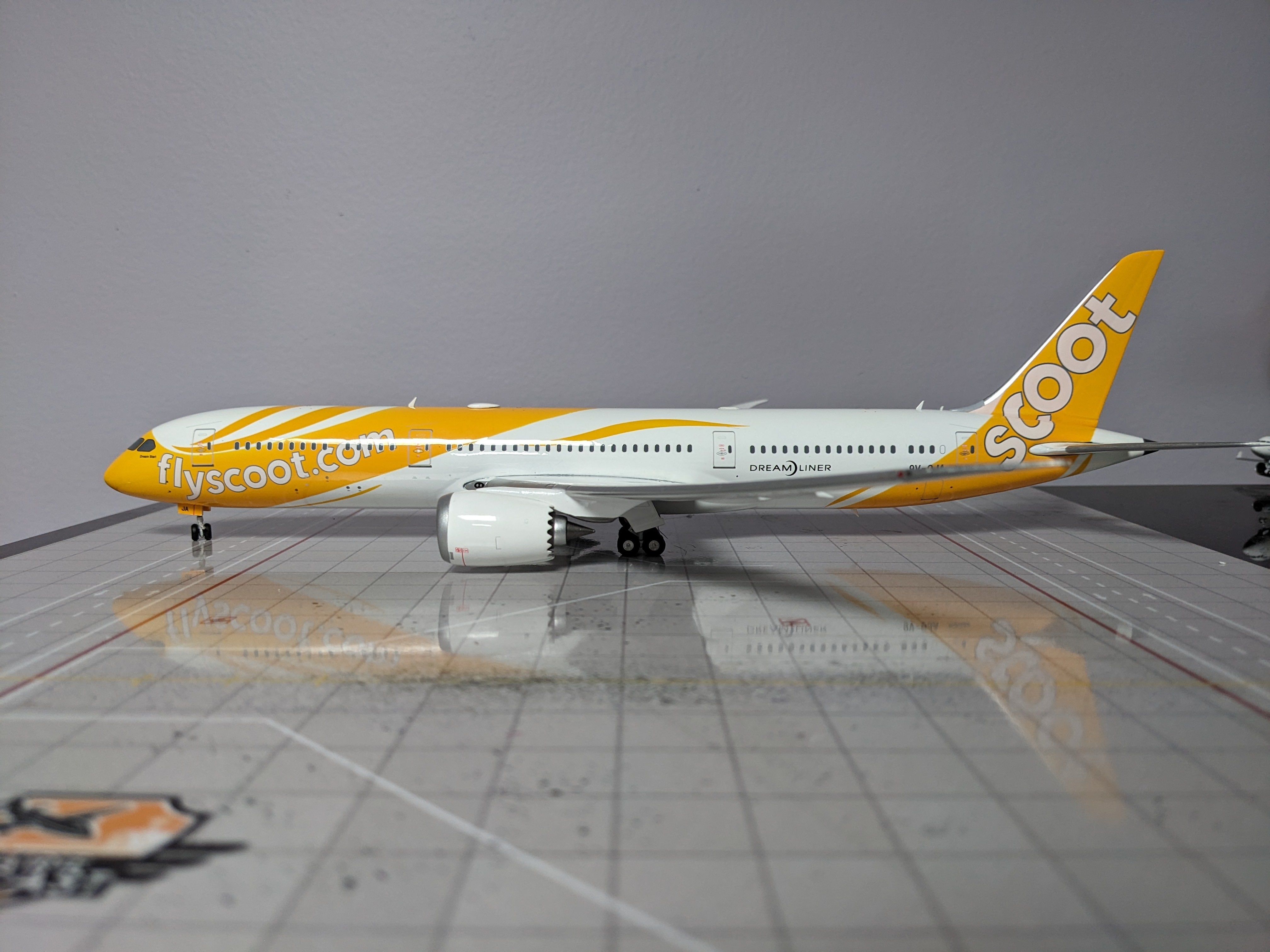 1:200 PHOENIX SCOOT B787-9 9V-OJA