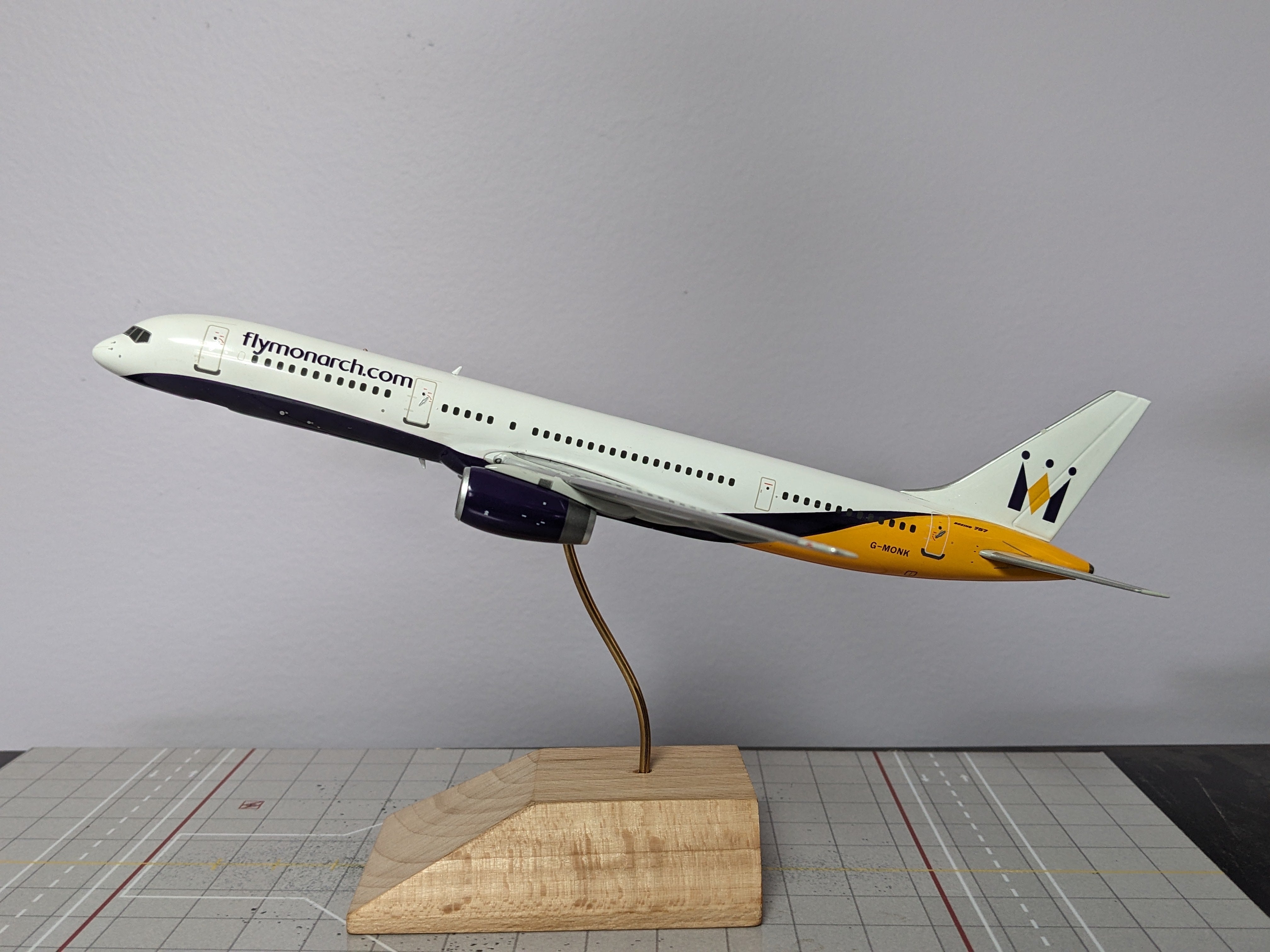1:200 GEMINI MONARCH B757-200 G-MONK