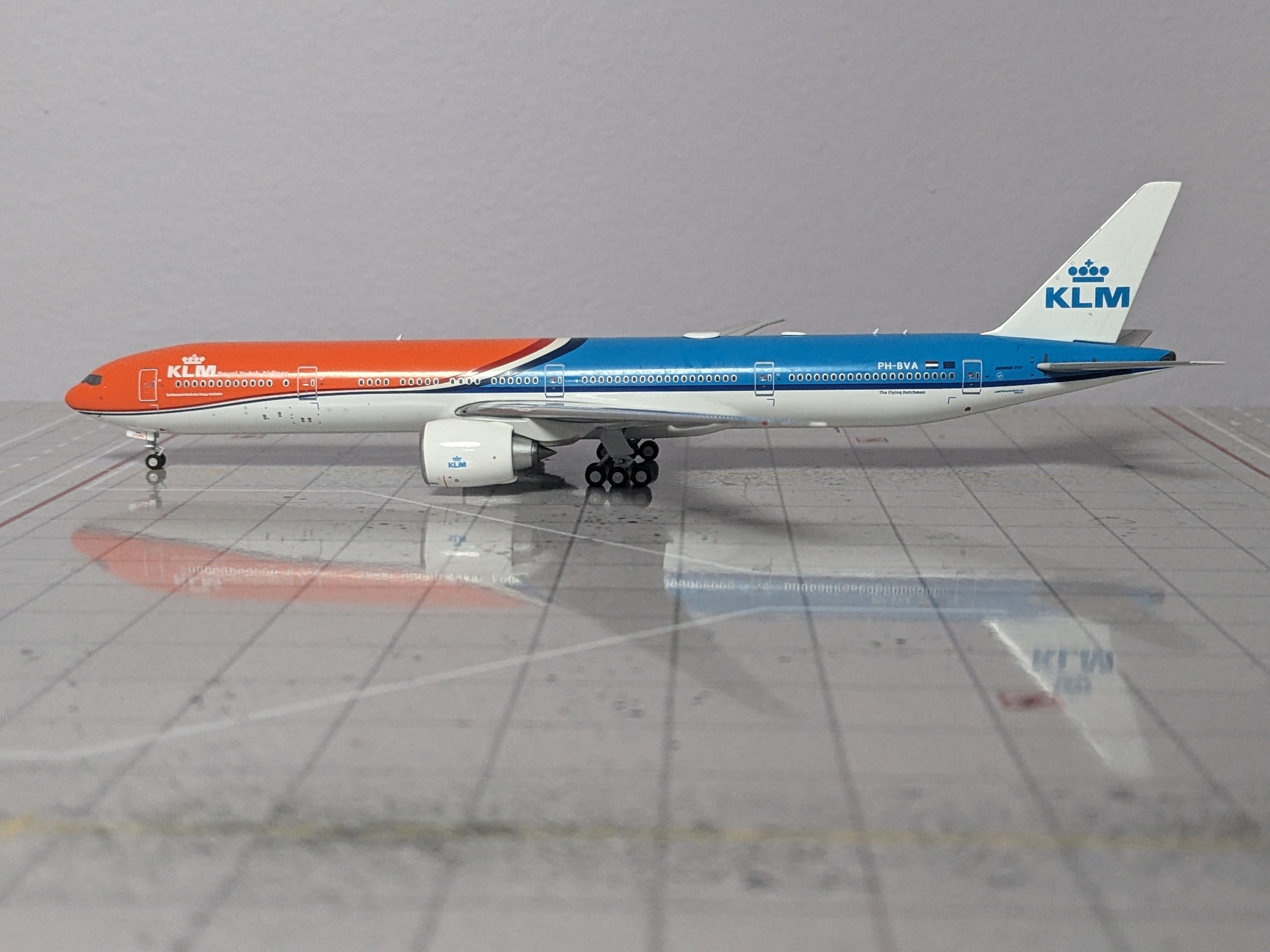 1:400 NG KLM B777-300ER PH-BVA "ORANGE PRIDE"