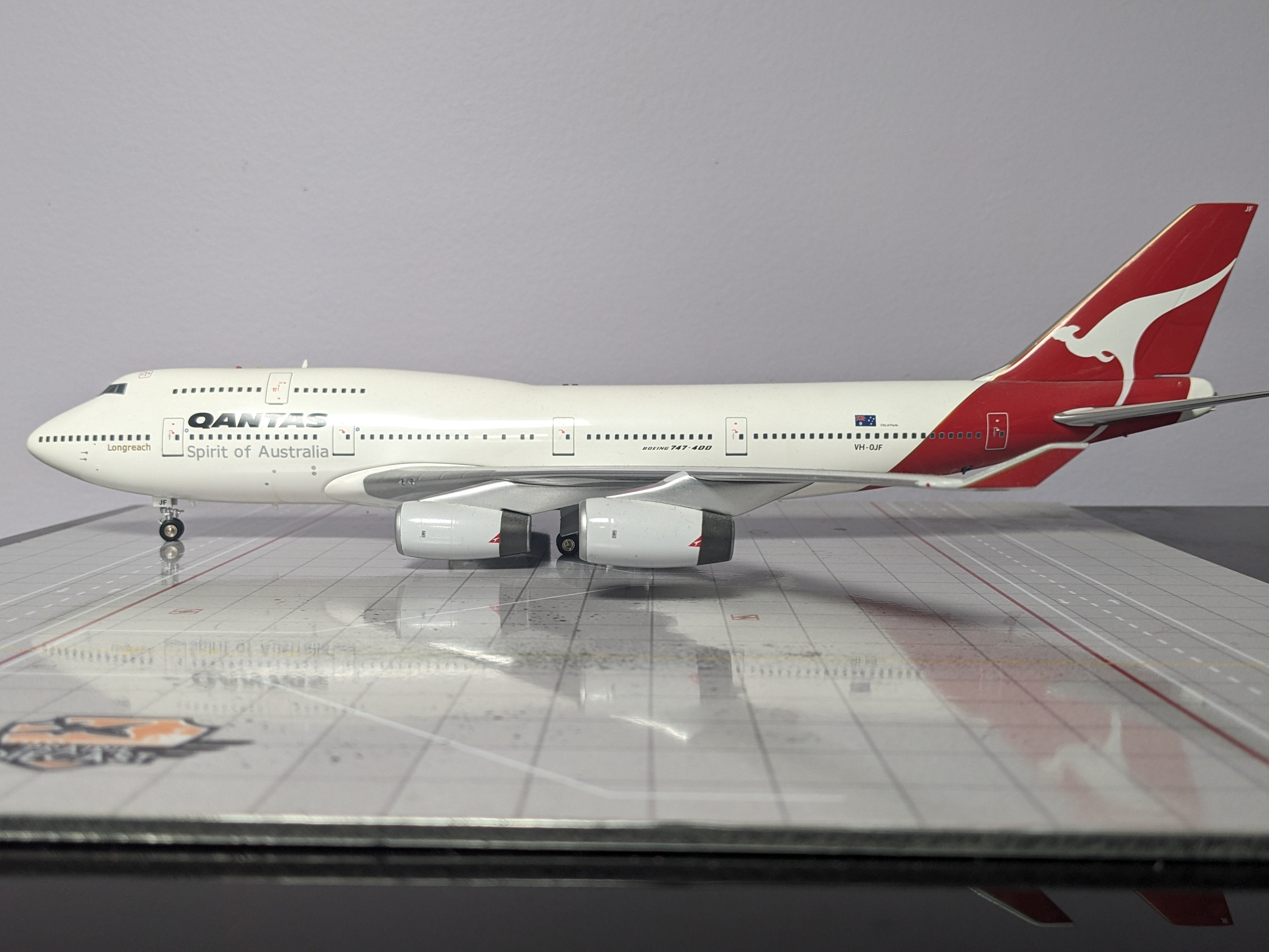 1:200 INFLIGHT QANTAS B747-400 VH-OJF