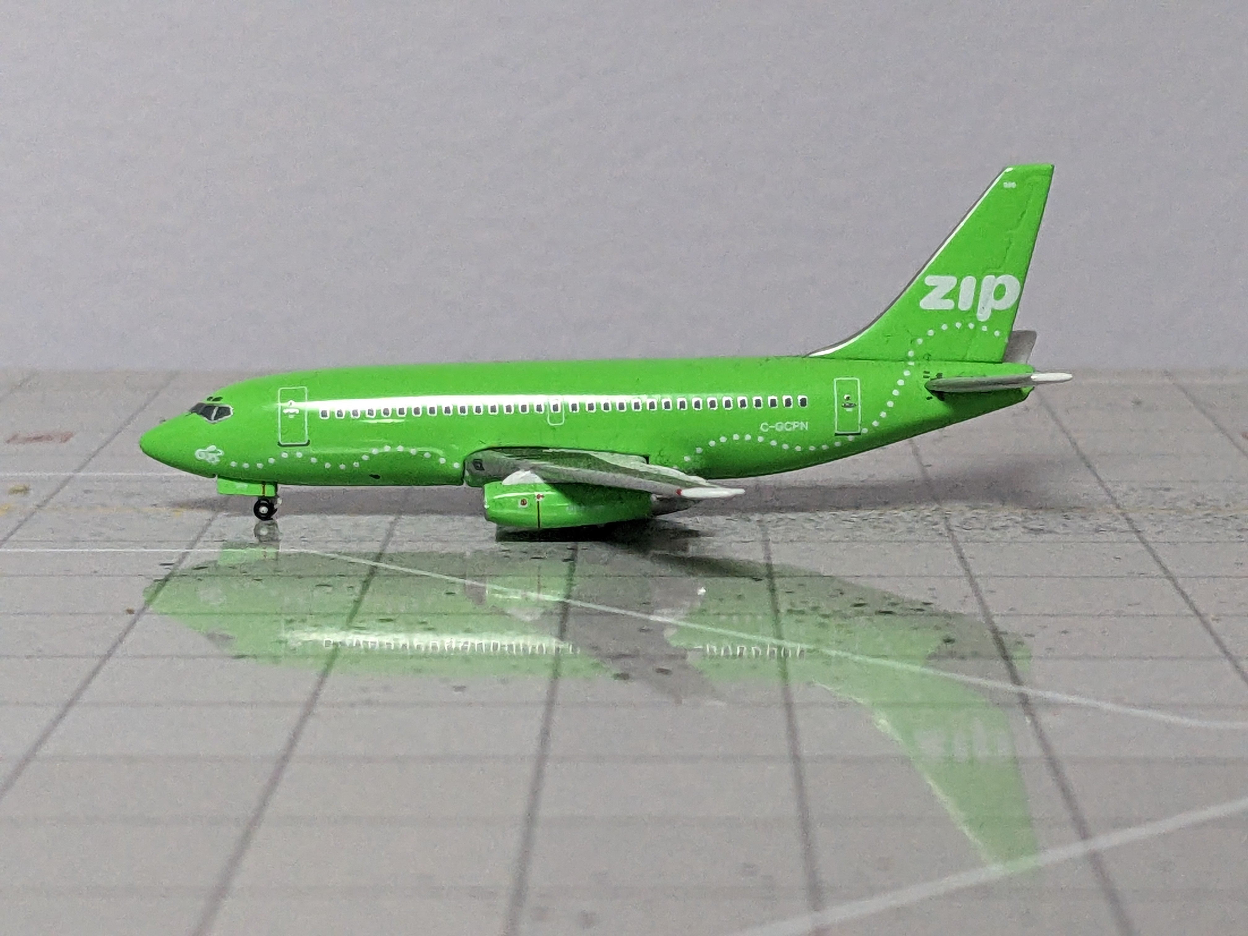 1:400 AEROCLASSICS ZIP B737-200 C-GCPN