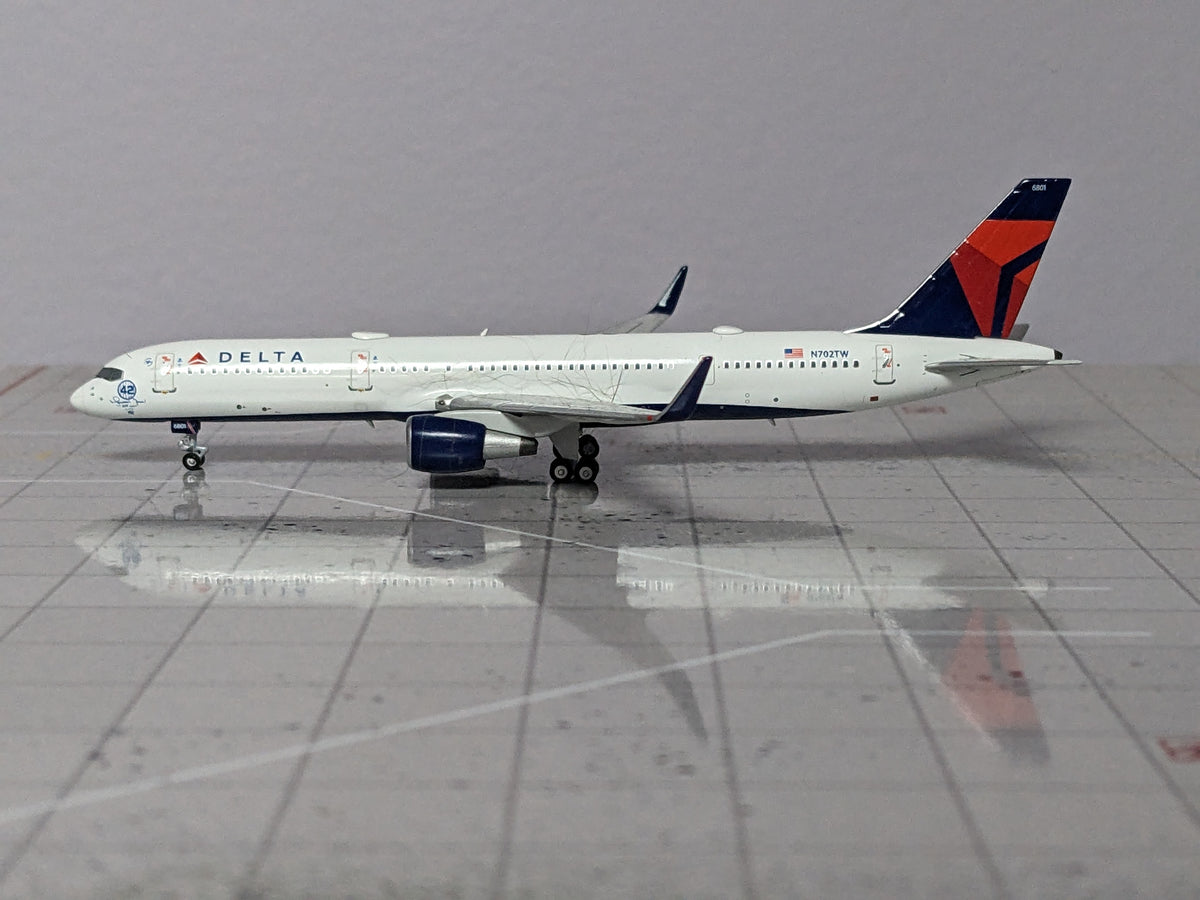 1:400 NG DELTA B757-200/w N702TW "42 Mariano Rivera"