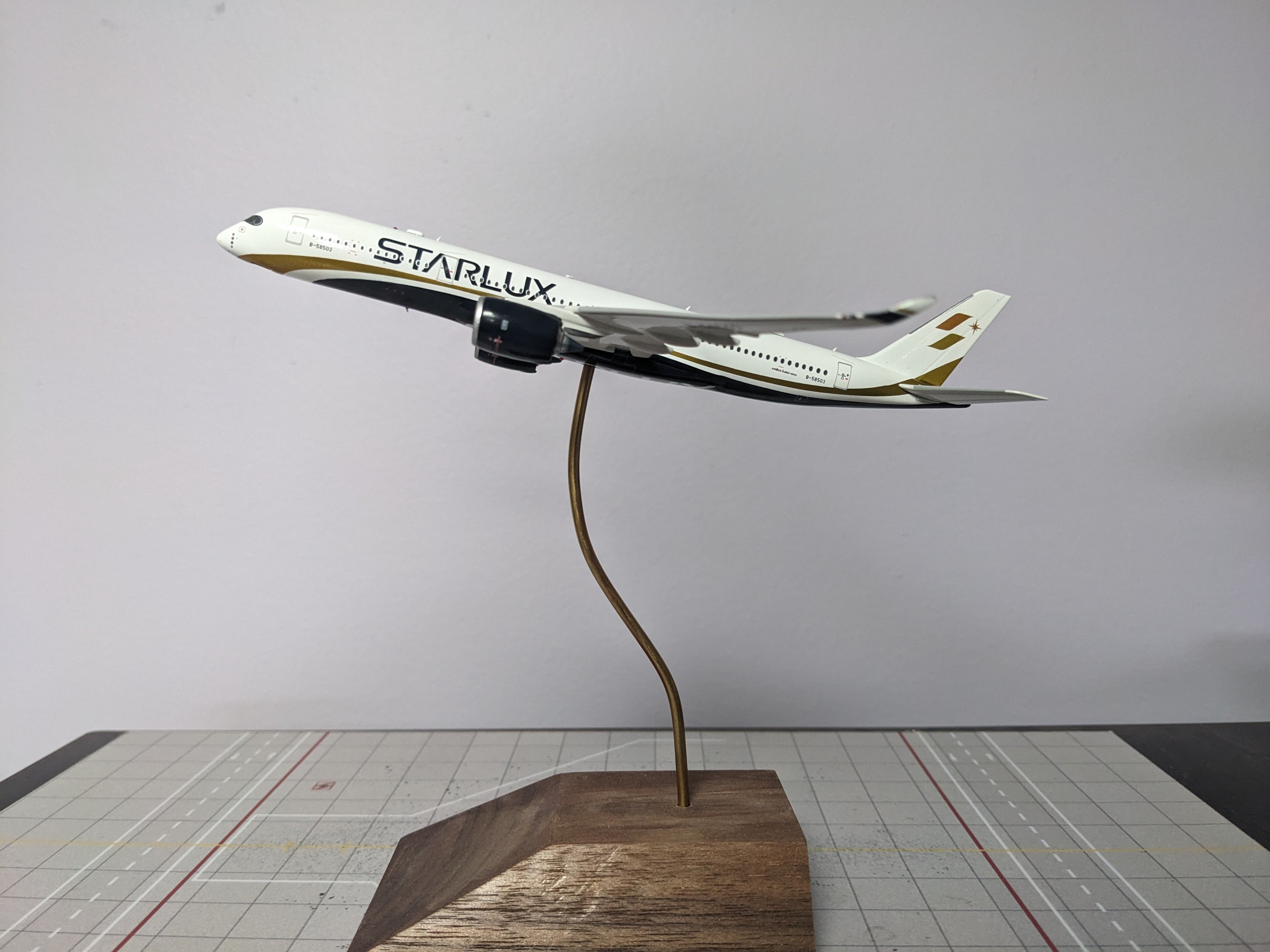 1:400 AV400 STARLUX A350-900 B-58503