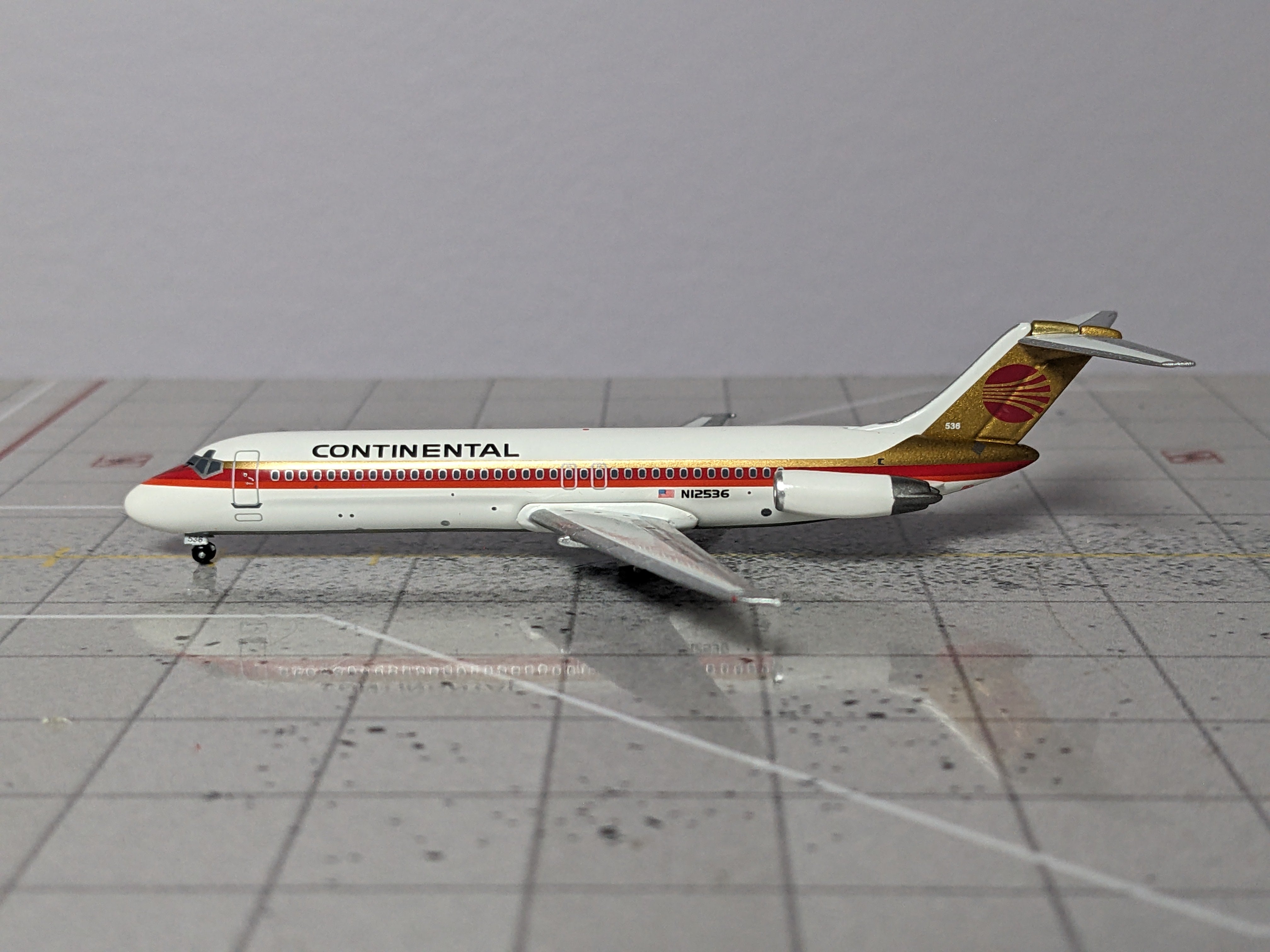1:400 SEATTLE CONTINENTAL DC-9 2 PACK RED AND BLACK MEATBALLS
