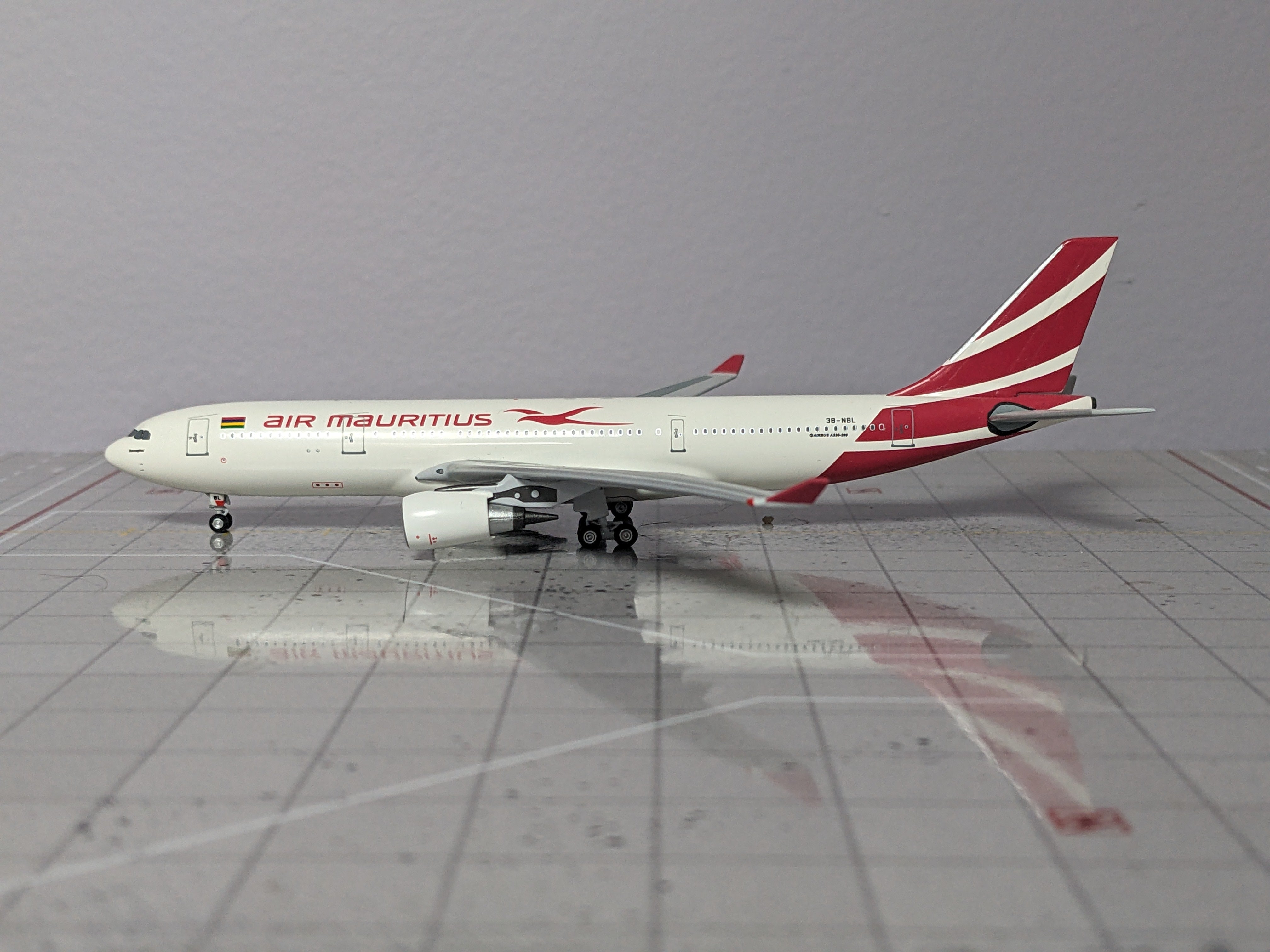 1:400 AEROCLASSICS MAURITIUS A330-200 3B-NBL