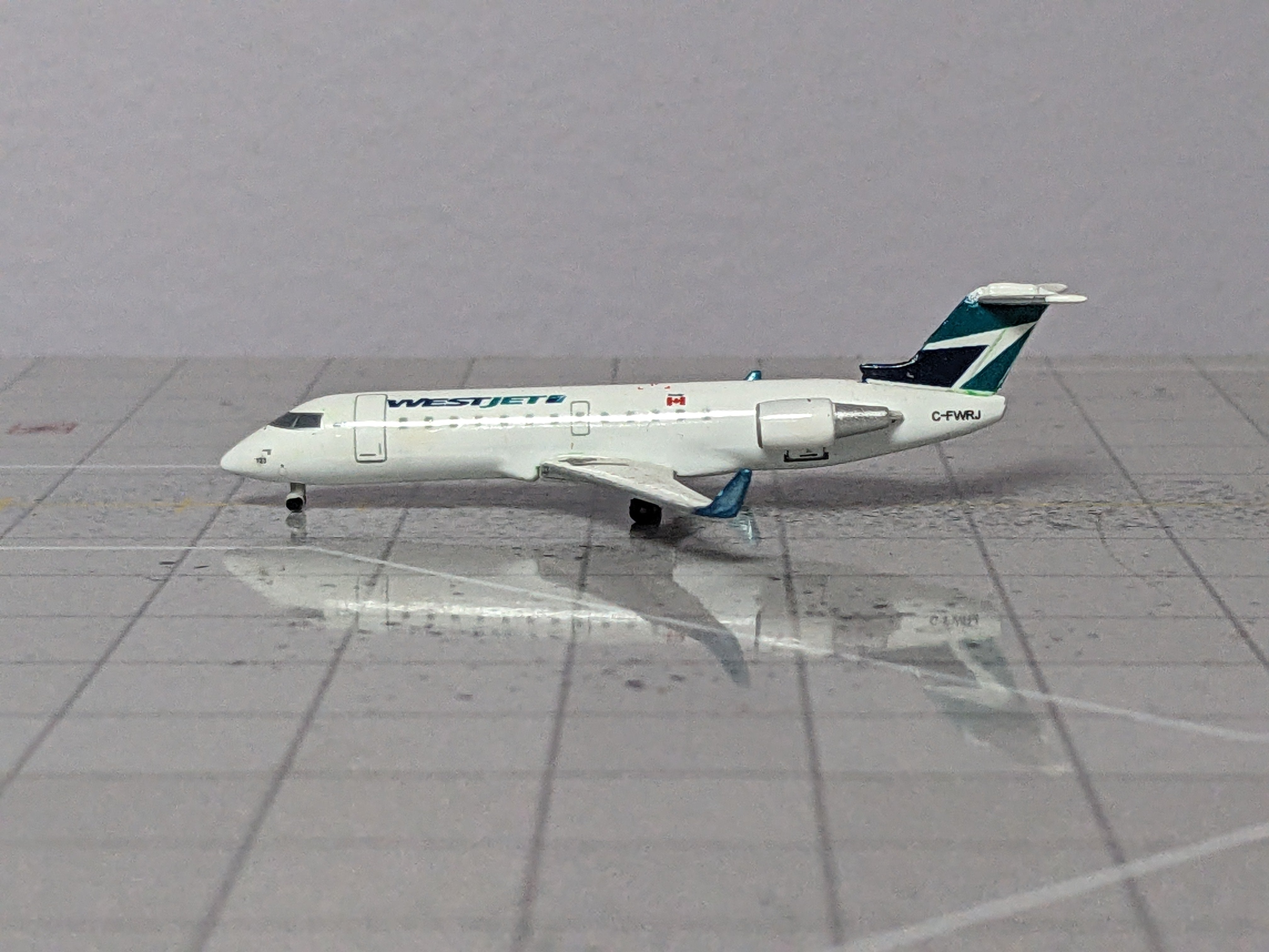 1:400 CUSTOM WESTJET CRJ200 C-FWRJ