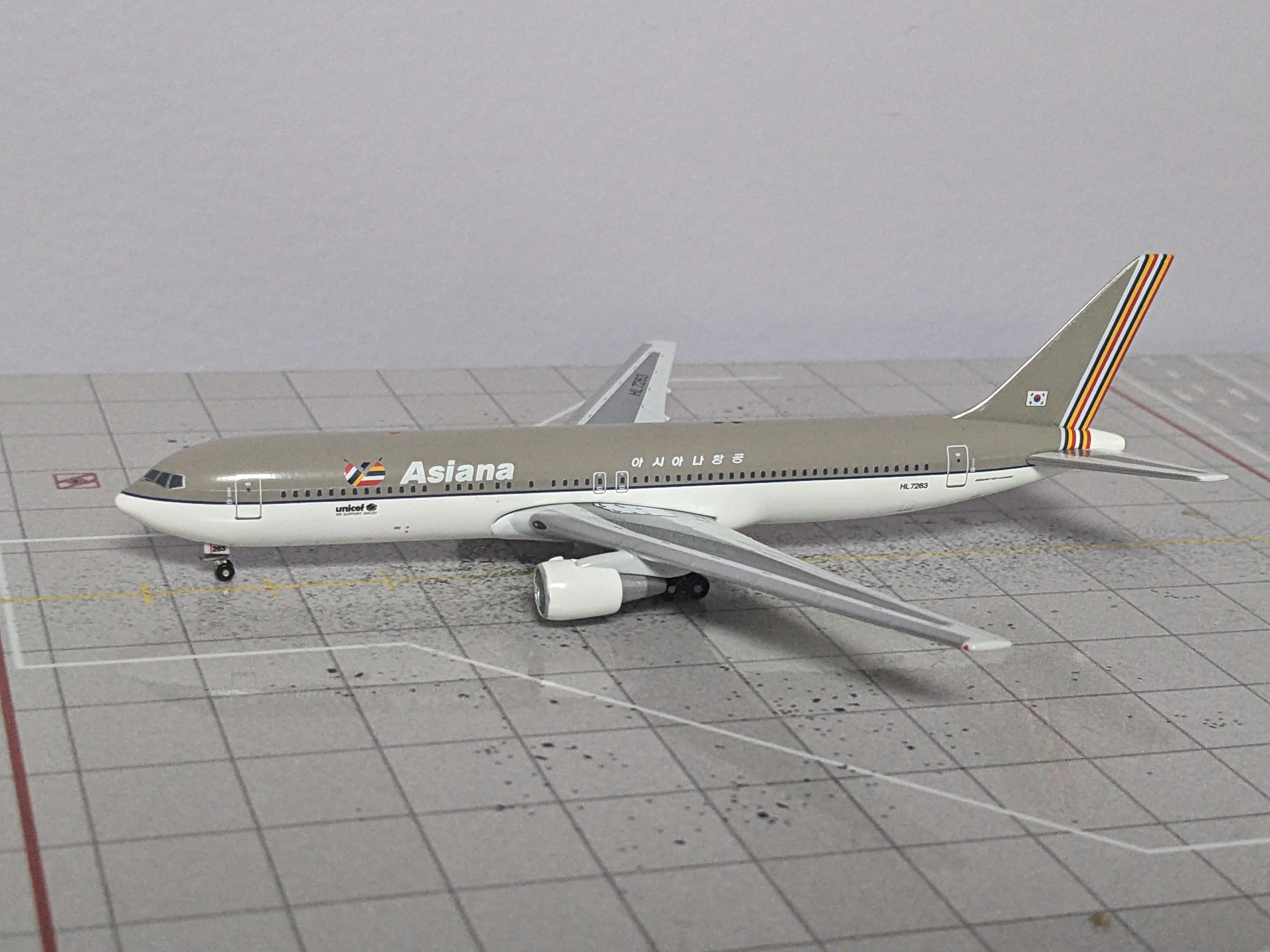 1:400 AEROCLASSICS ASIANA B767-300 HL7263