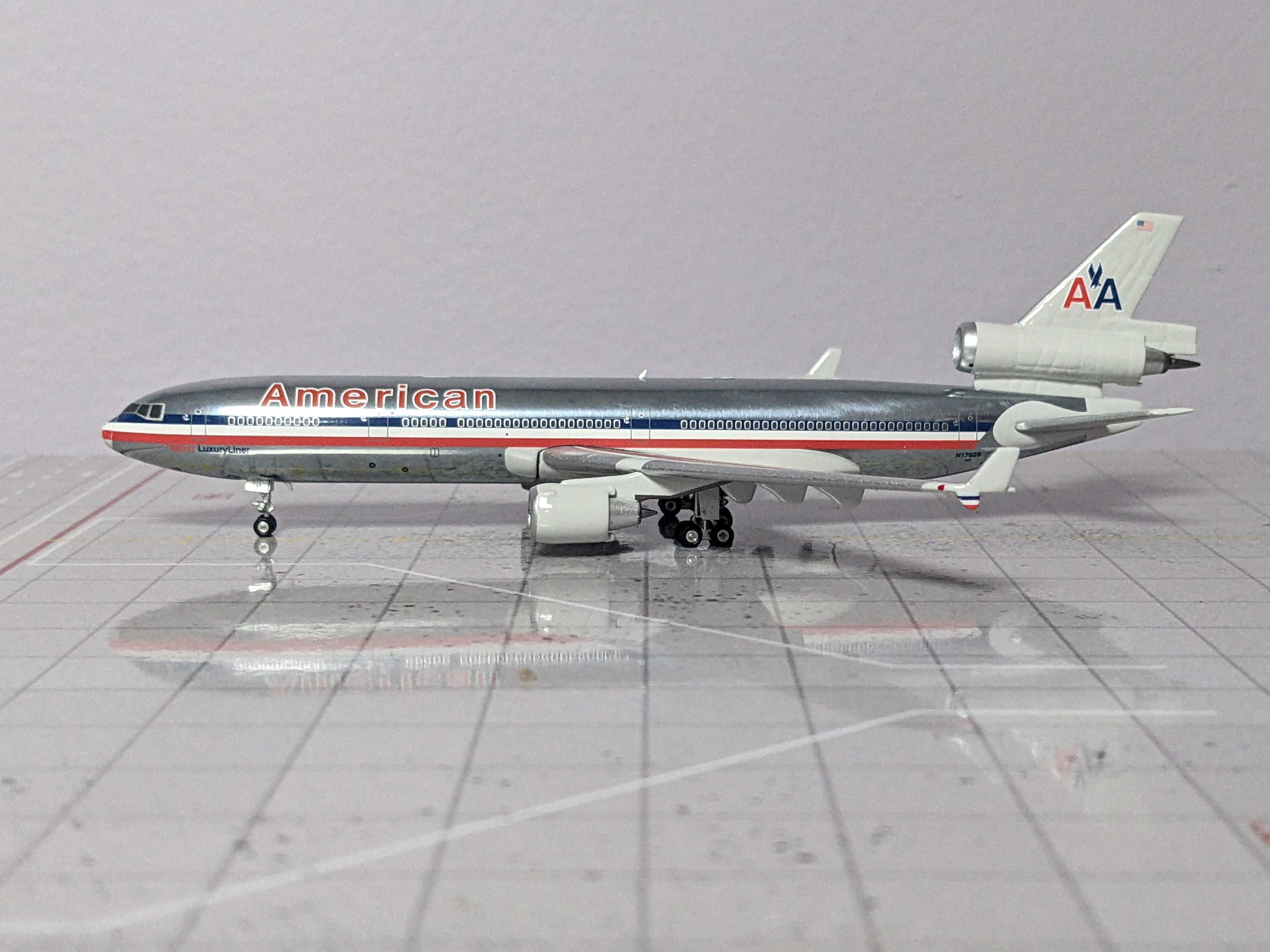 1:400 PHOENIX AMERICAN MD-11 N1762B
