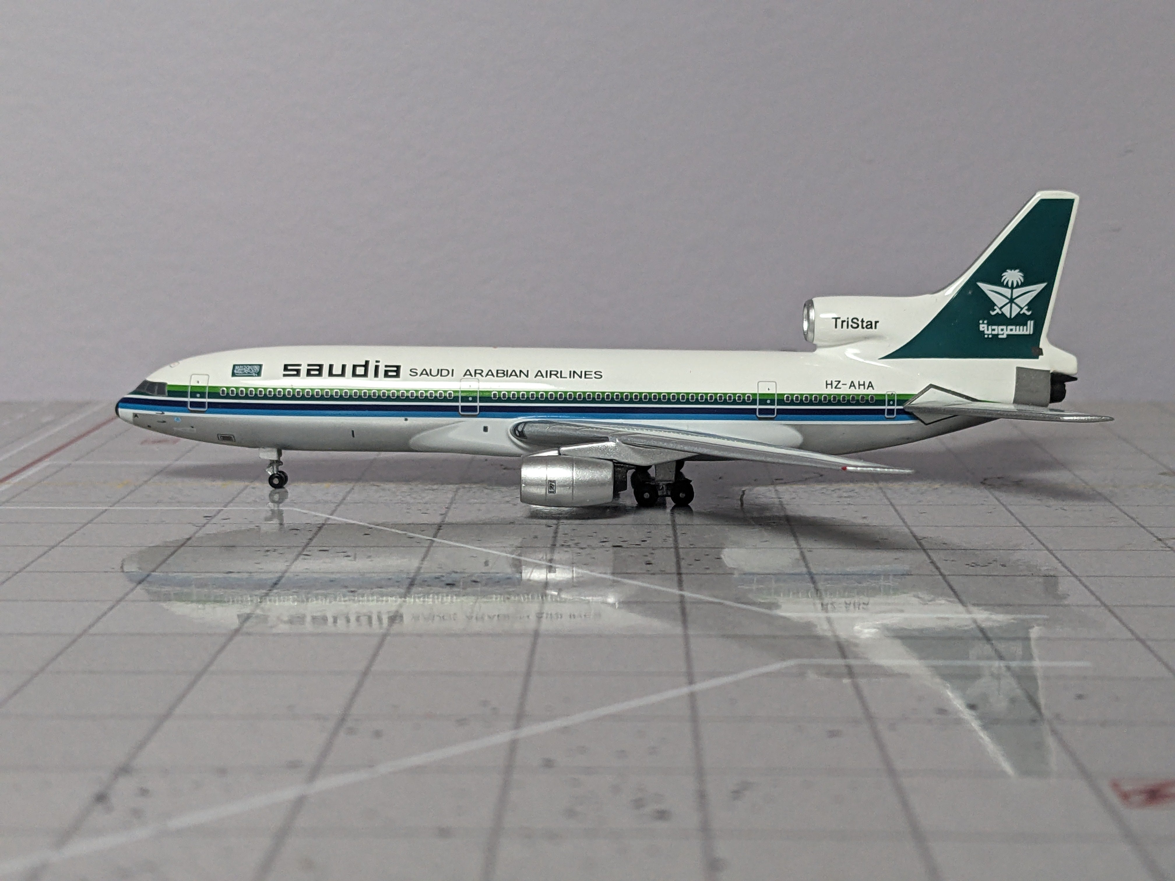 1:400 AV400 SAUDIA L-1011 HZ-AHA