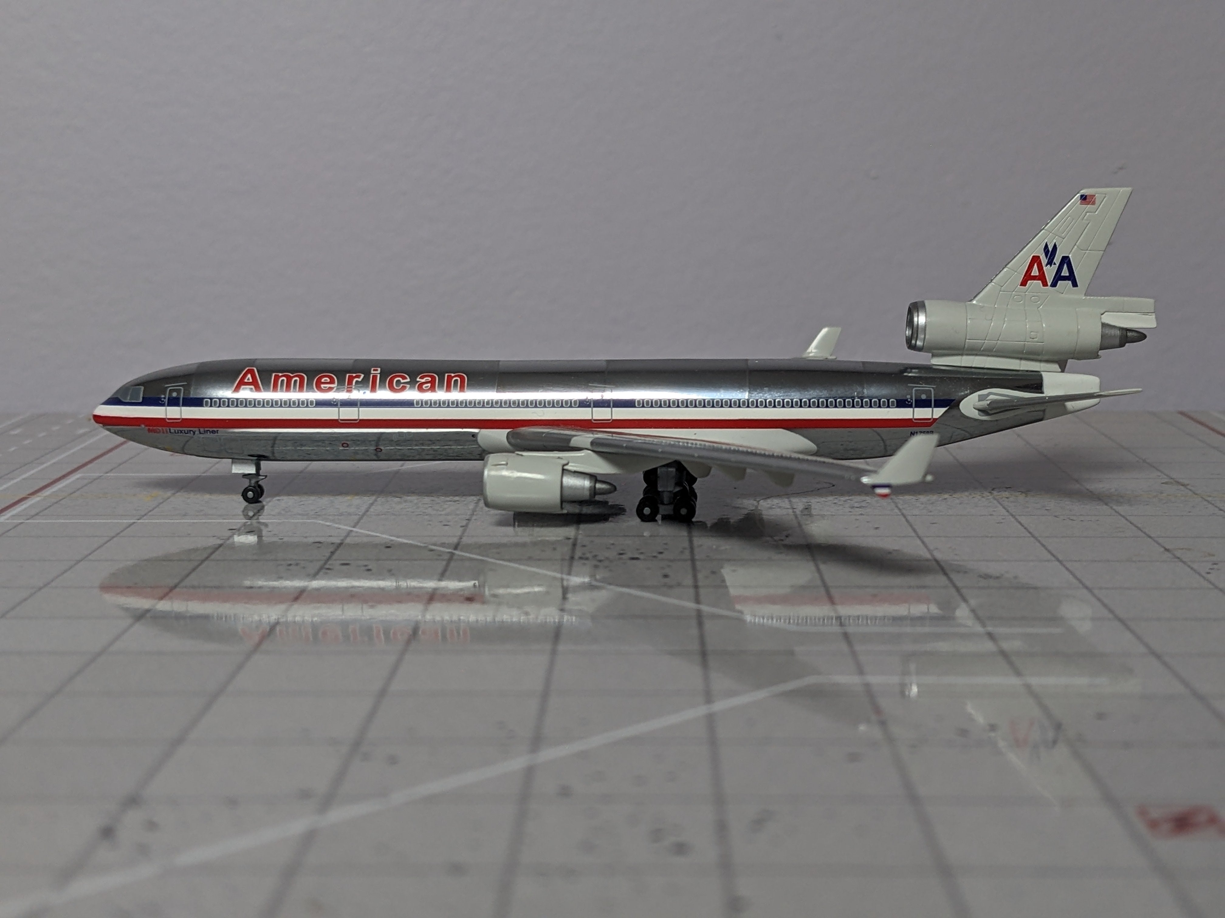 1:400 DRAGON AMERICAN MD-11 N17588 "PANEL LINES"