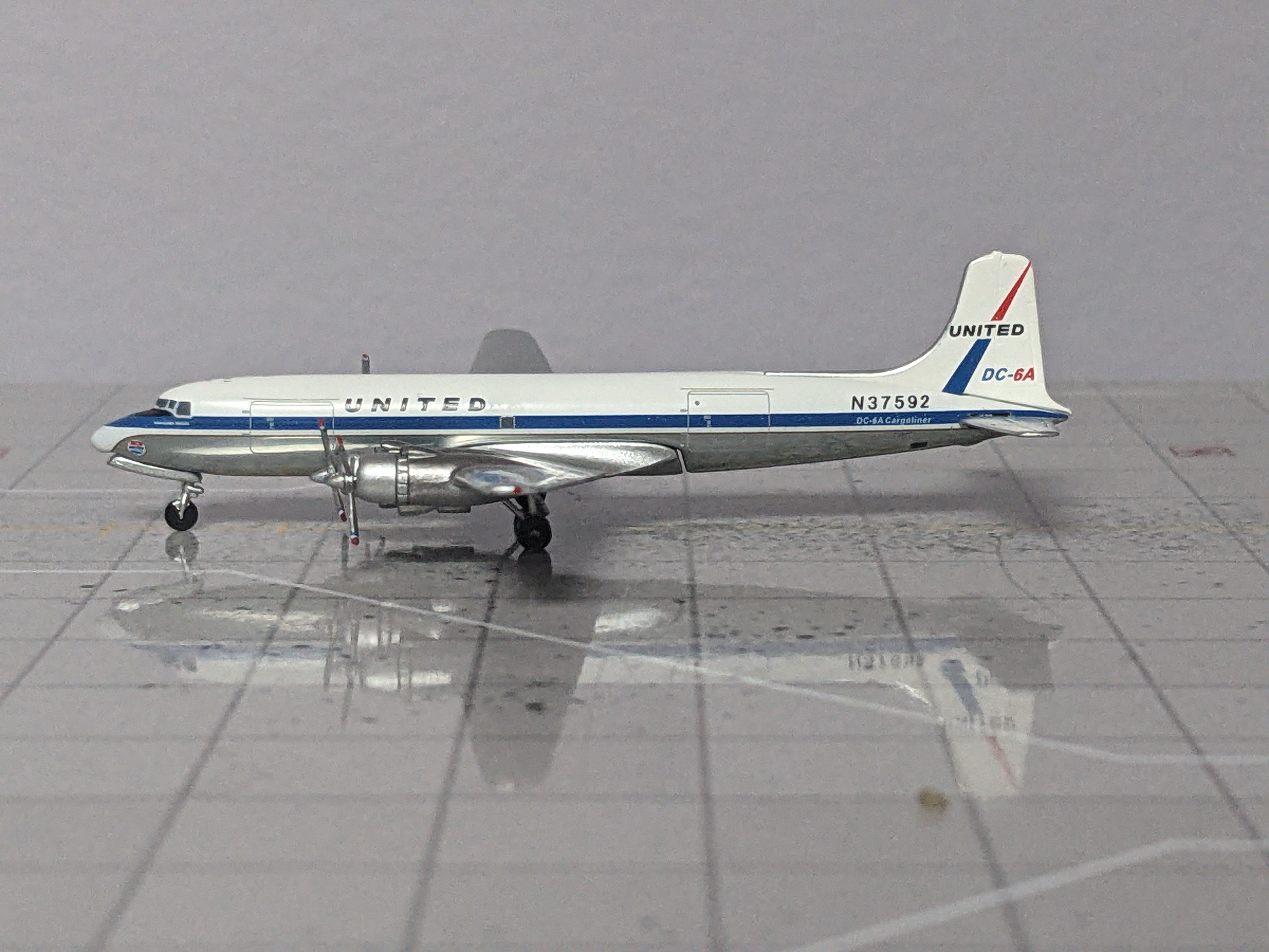 1:400 AEROCLASSICS UNITED DC-6A CARGOLINER N37592