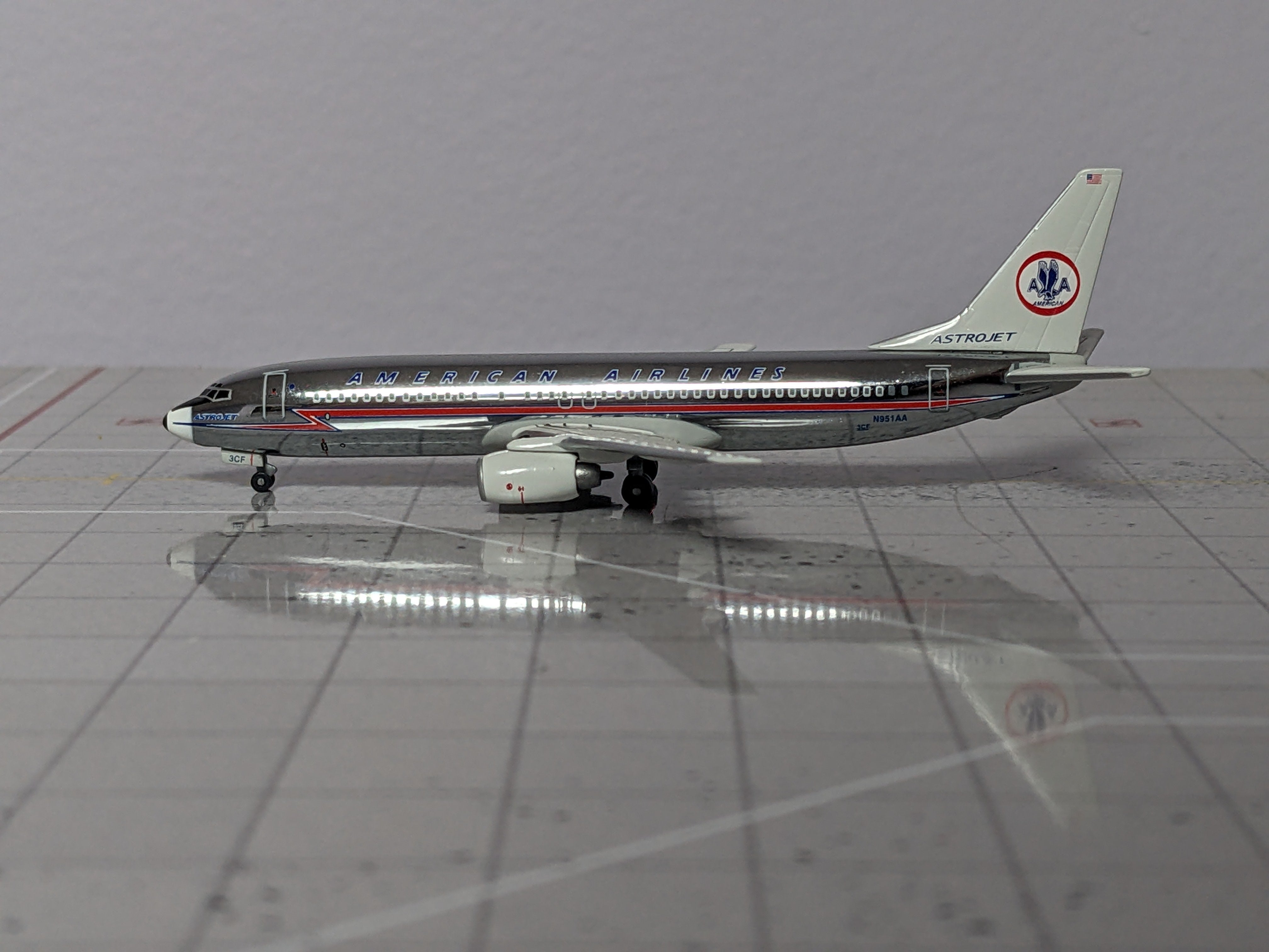 1:400 DRAGON AMERICAN B737-800 N951AA