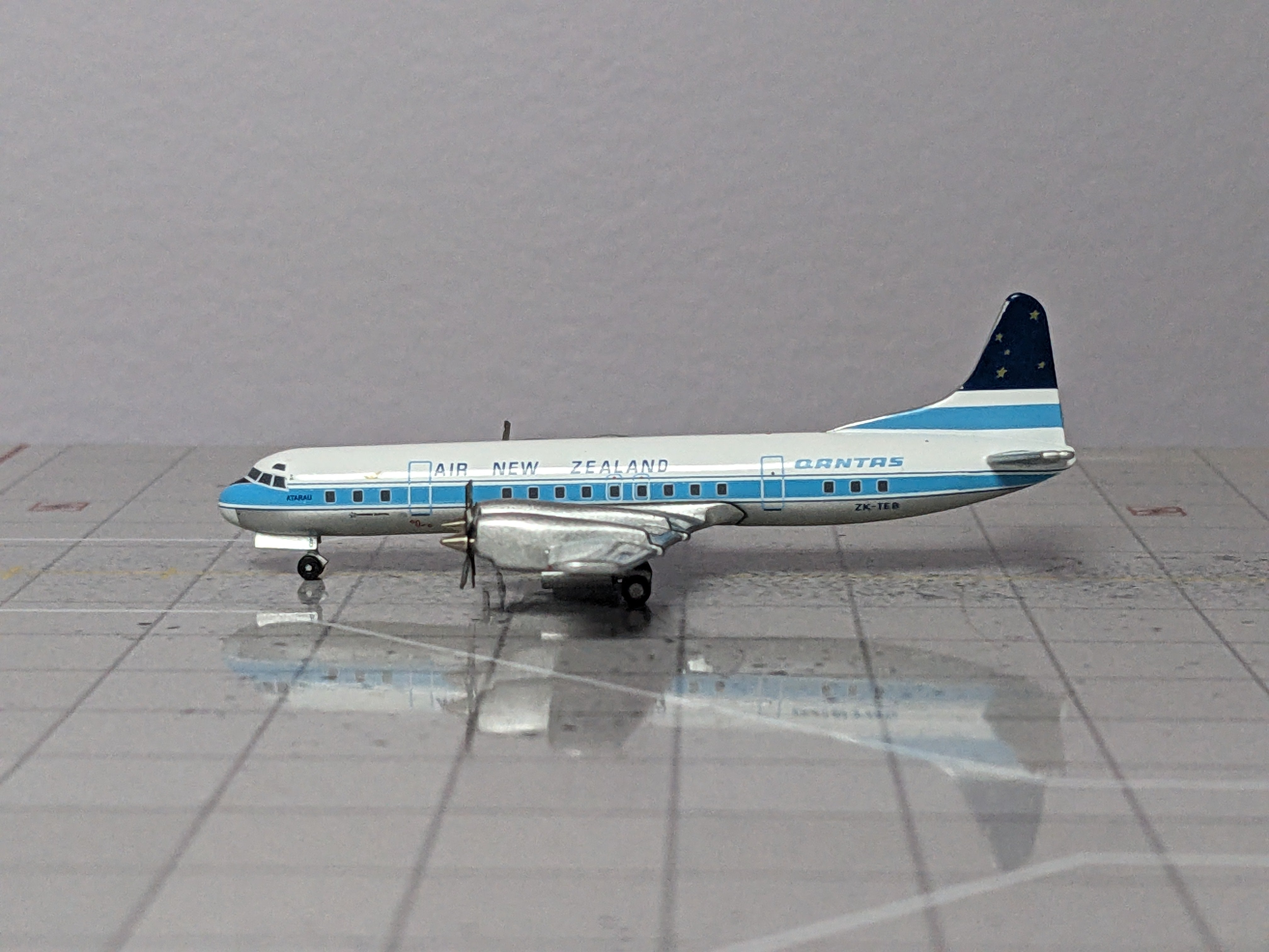 1:400 AEROCLASSICS QANTAS/AIR NEW ZEALAND L-188 ZK-TEB