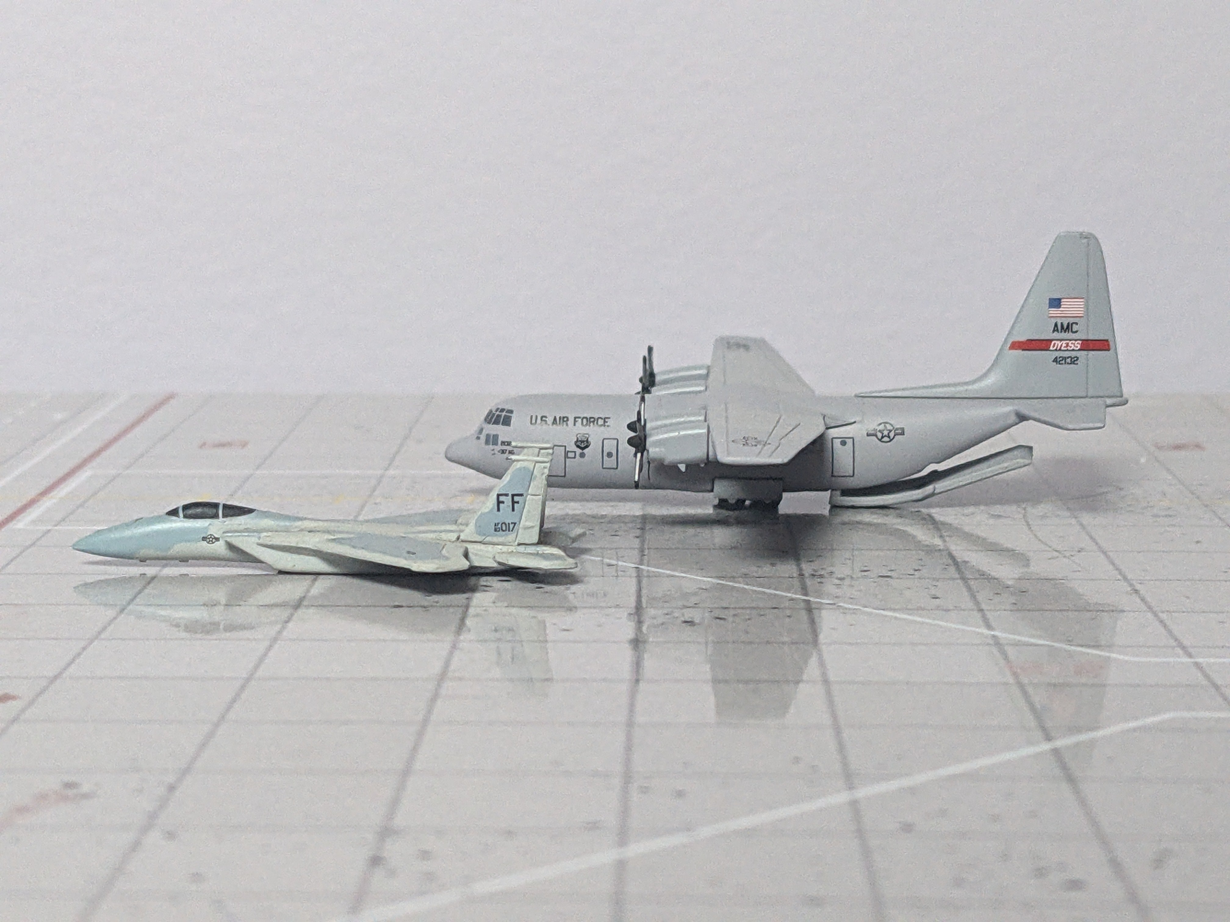 1:400 DRAGON C-130J AND F-15D AYERS