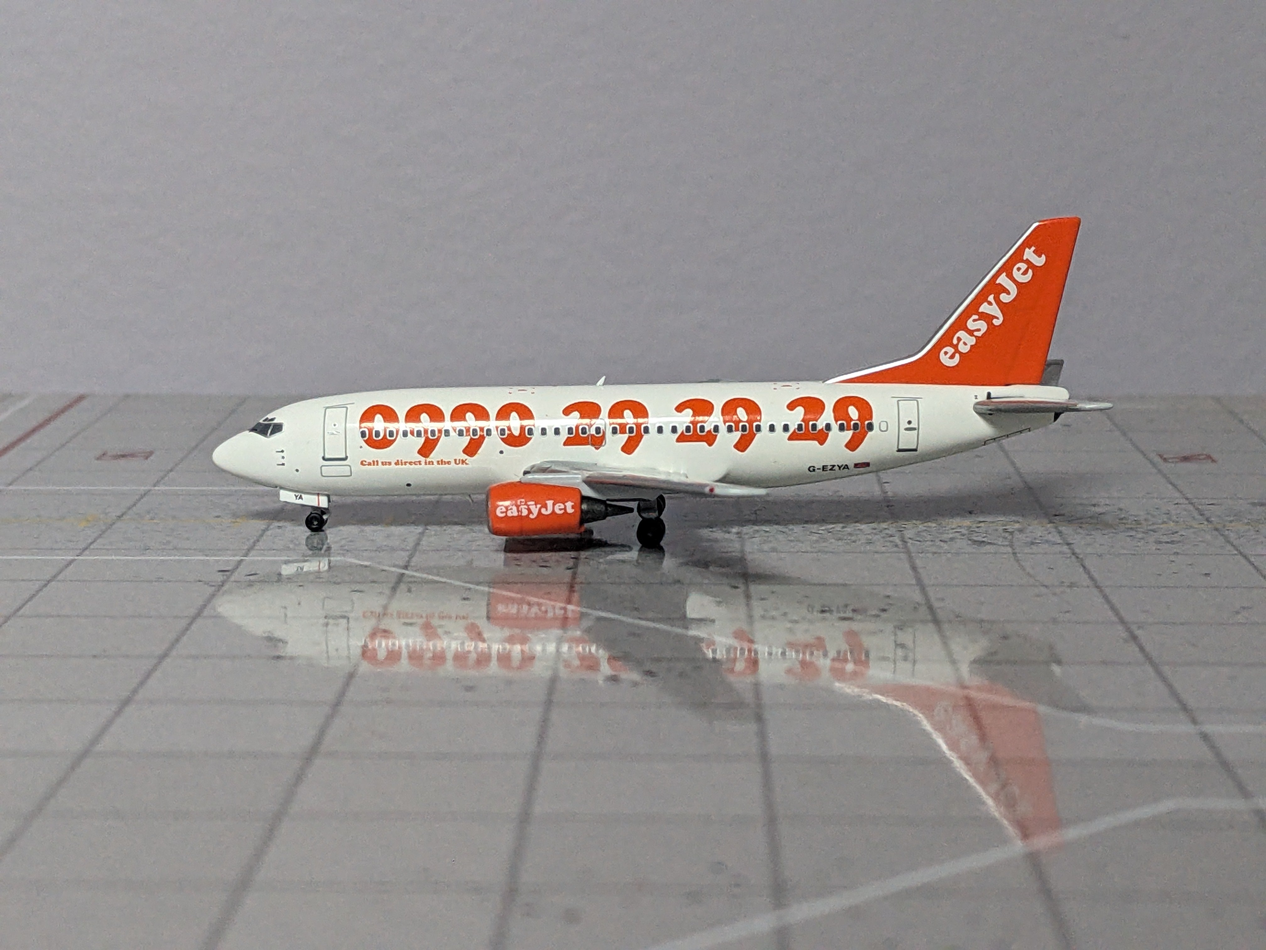 1:400 PANDA EASYJET B737-300 G-EZYA "CALL US"
