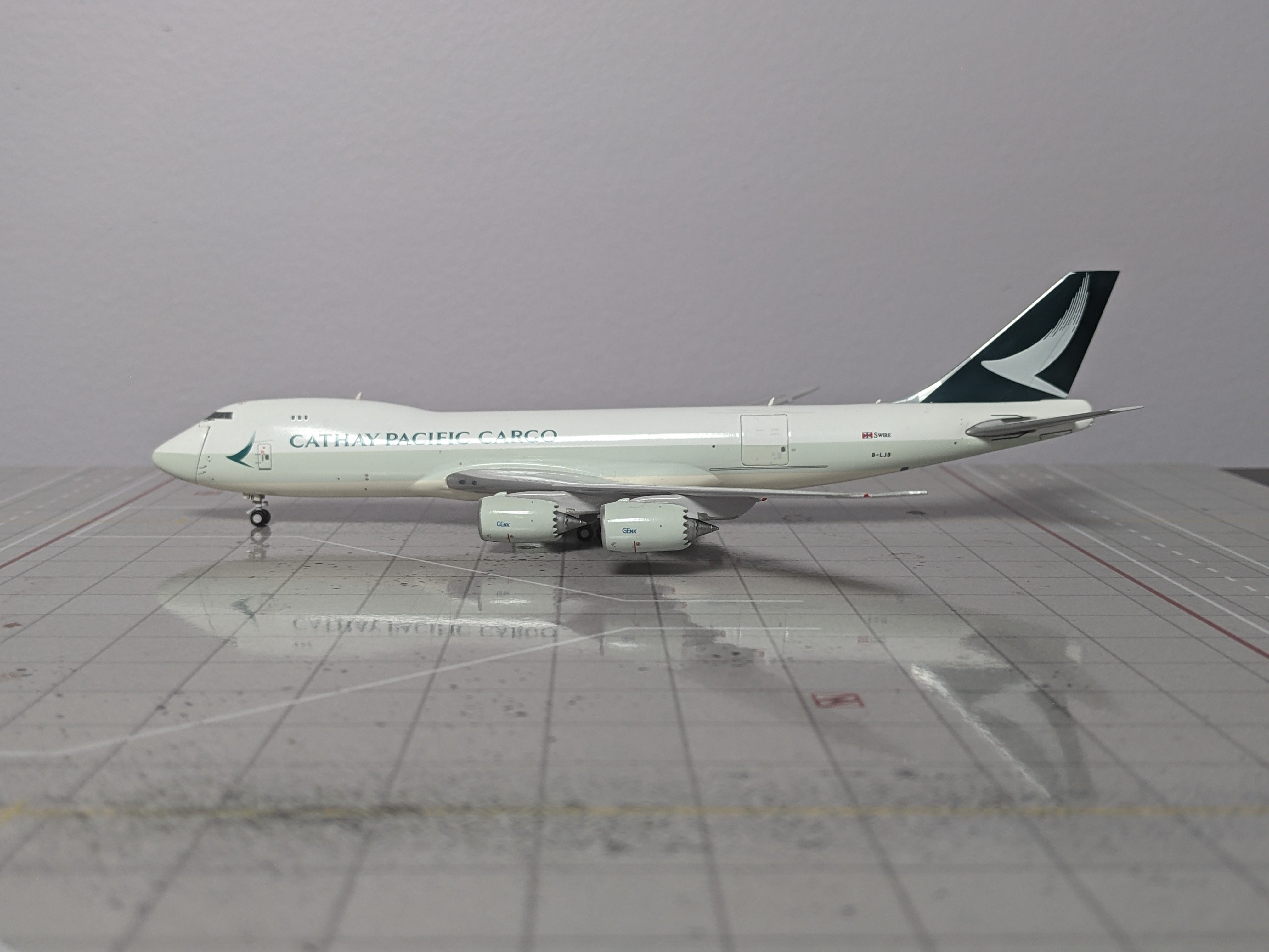 1:400 JC CATHAY CARGO B747-8 B-LJB INTERACTIVE