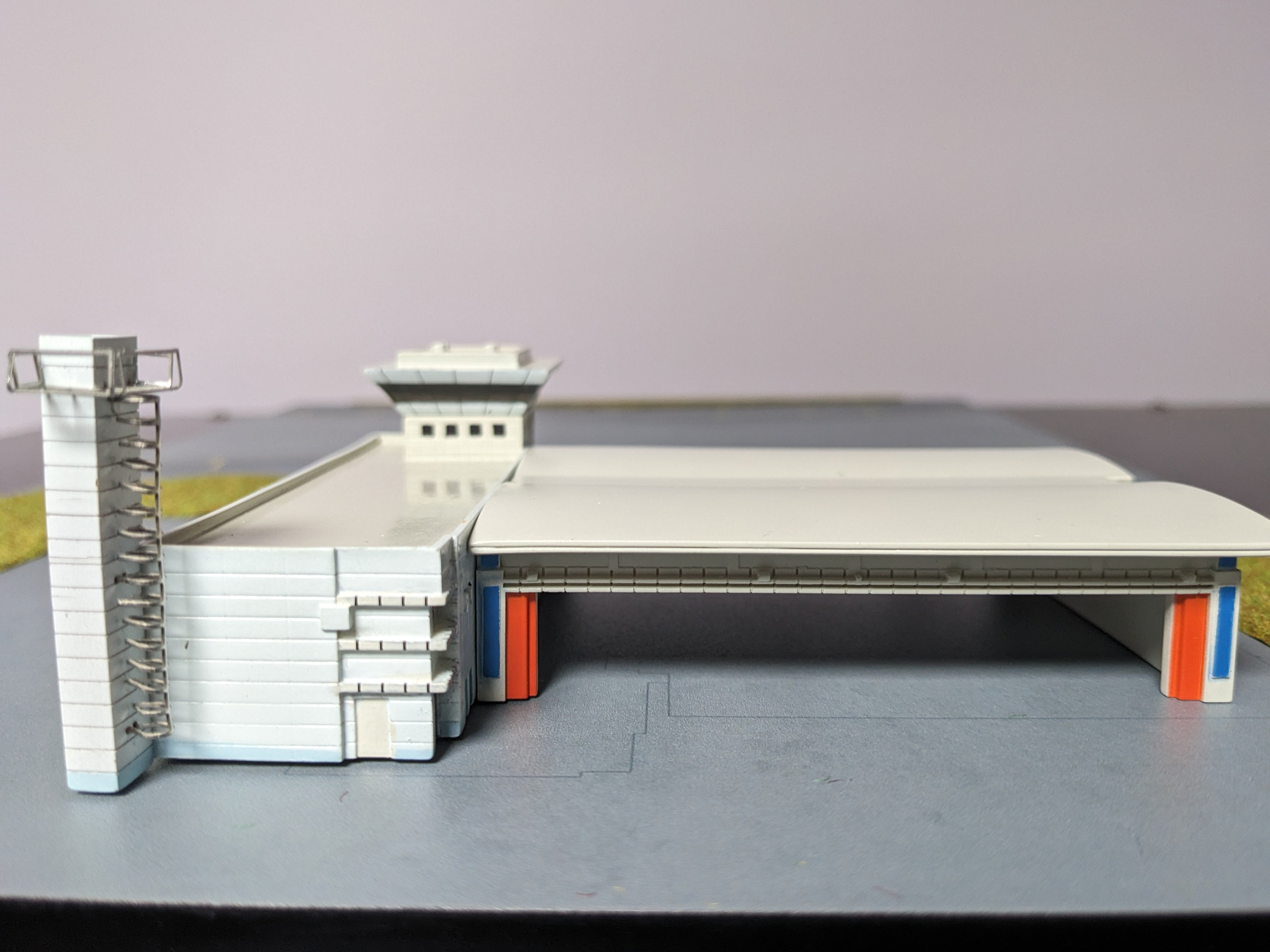 1:400 AIRPORT FIRE STATION GSE SET