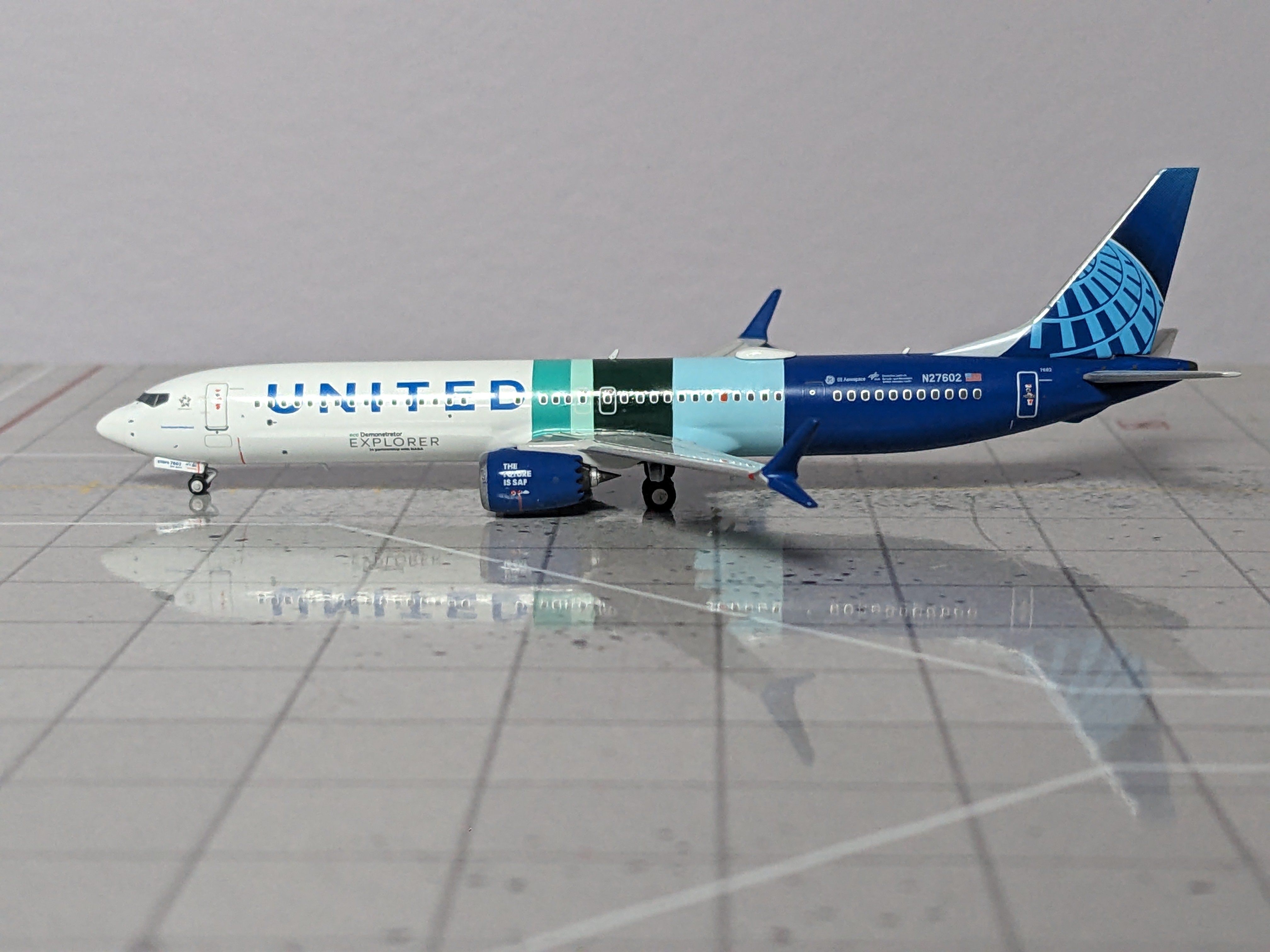 1:400 NG UNITED B737 MAX 10 N27602 "with explorer sticker"