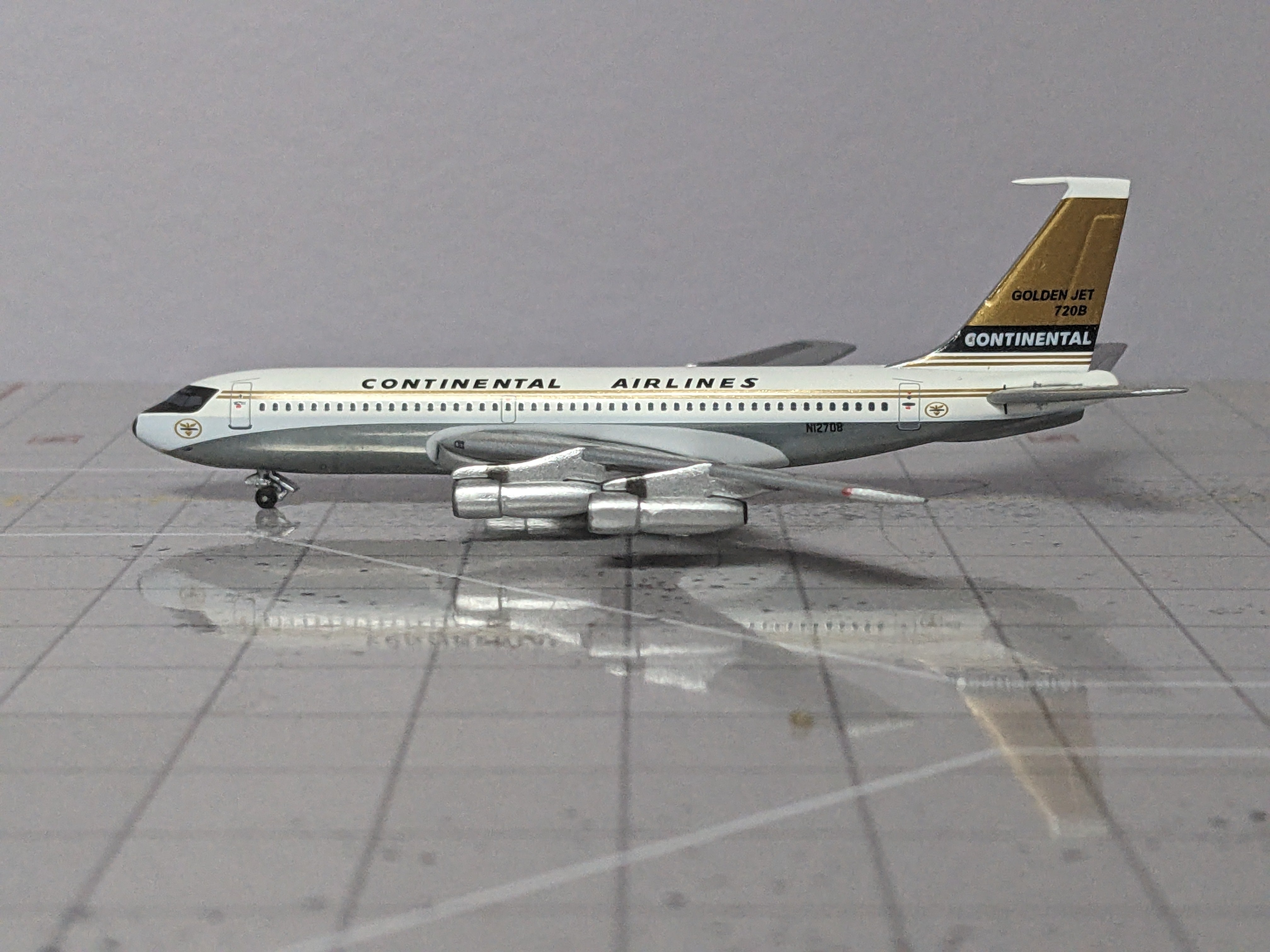 1:400 AEROCLASSICS CONTINENTAL GOLDEN JET B720-024B N12708