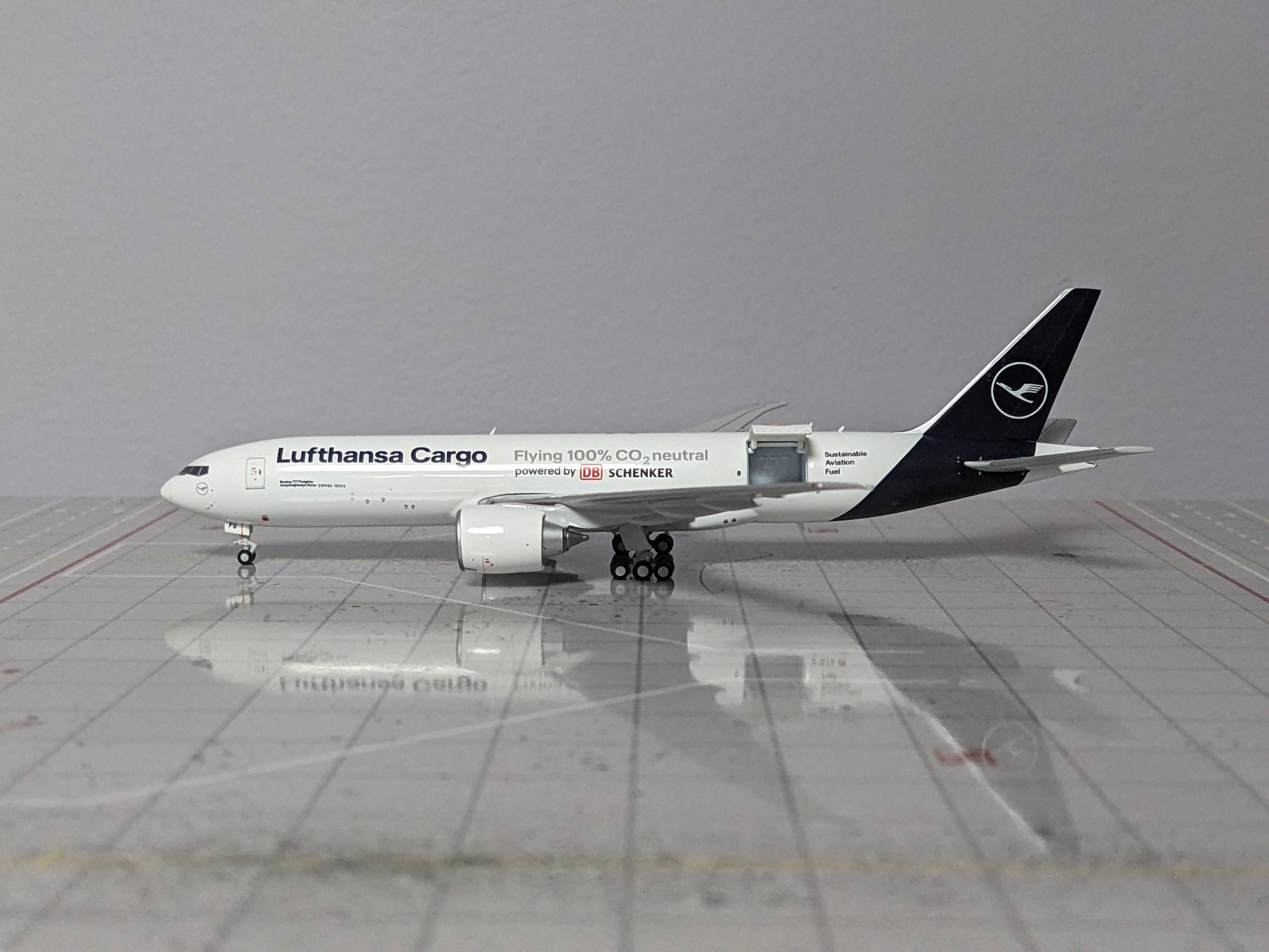1:400 JC LUFTHANSA CARGO B777-200 D-ALGF "INTERACTIVE"
