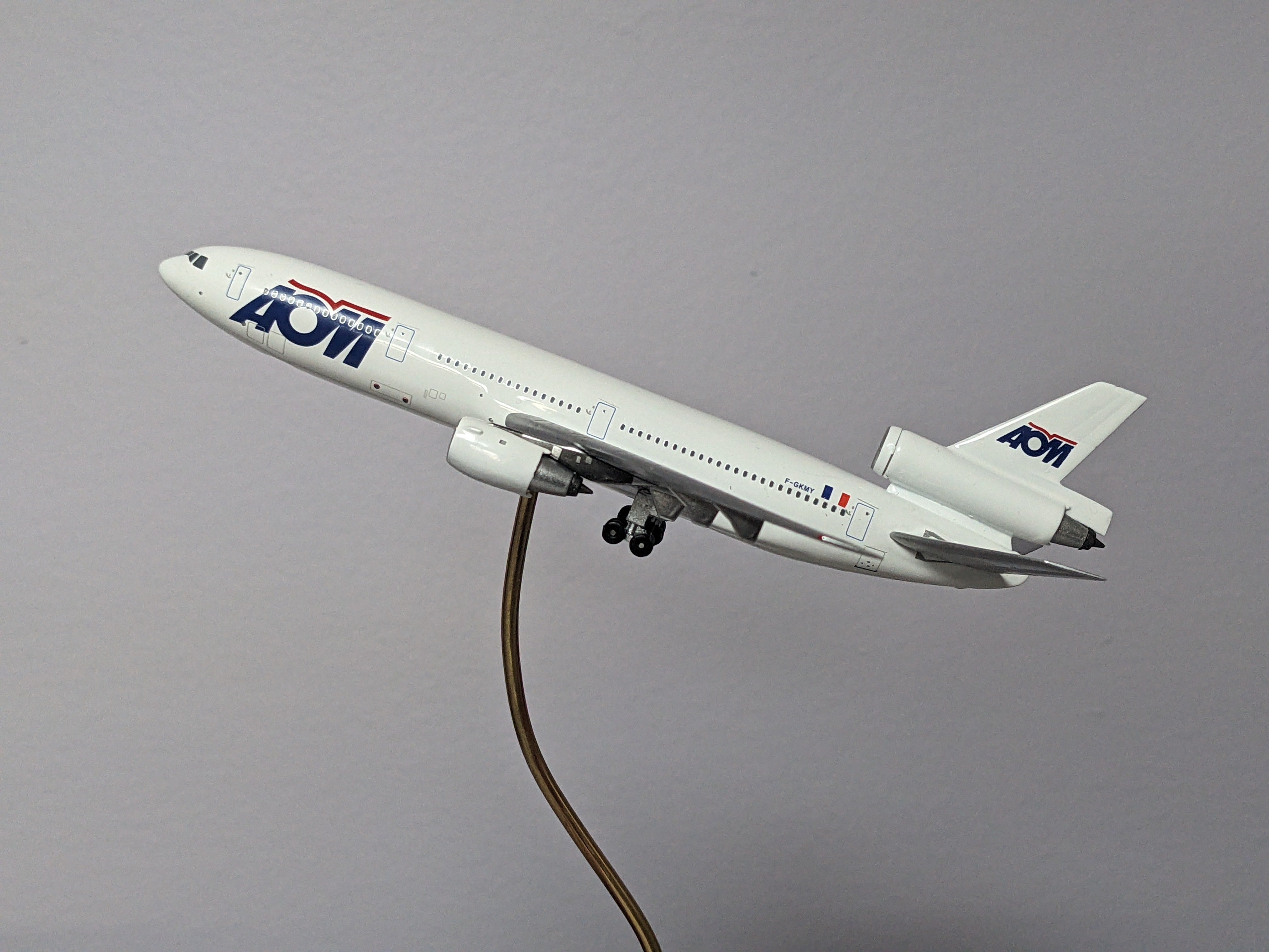 1:400 AEROCLASSICS AOM DC-10-30 F-GKMY