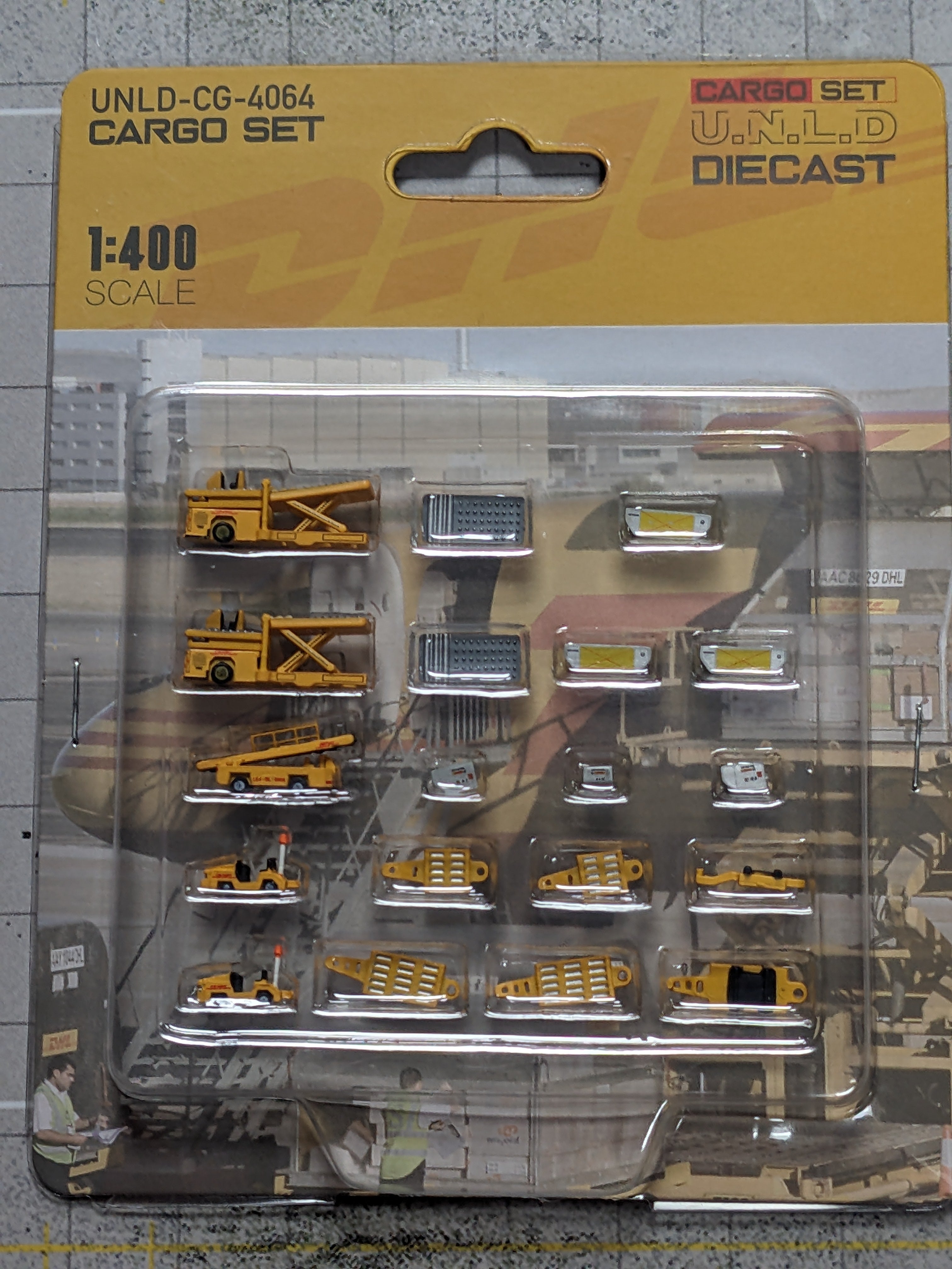 1:400 AIRPORT CARGO SET DHL