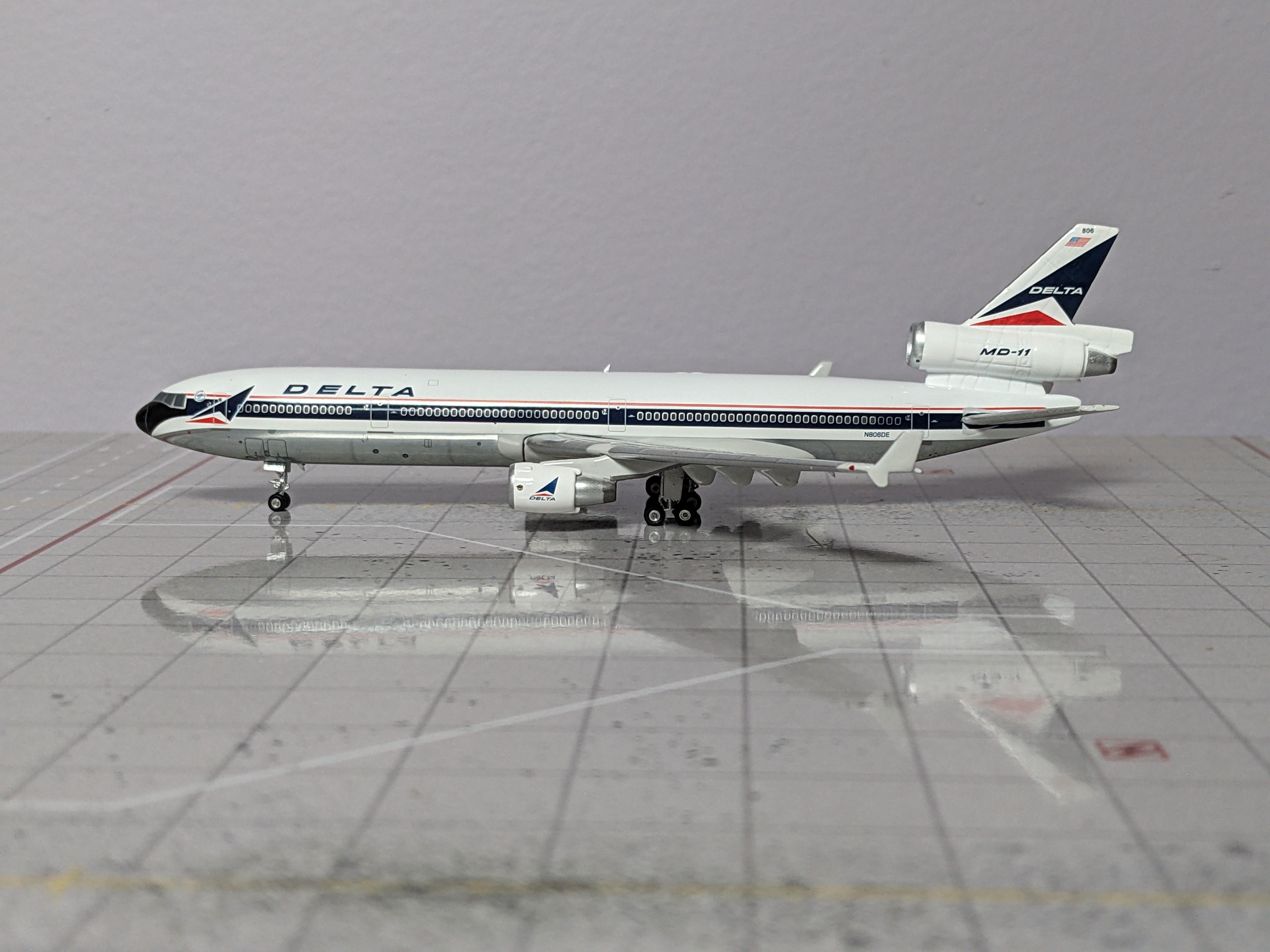 1:400 PHOENIX DELTA MD-11 N806DE