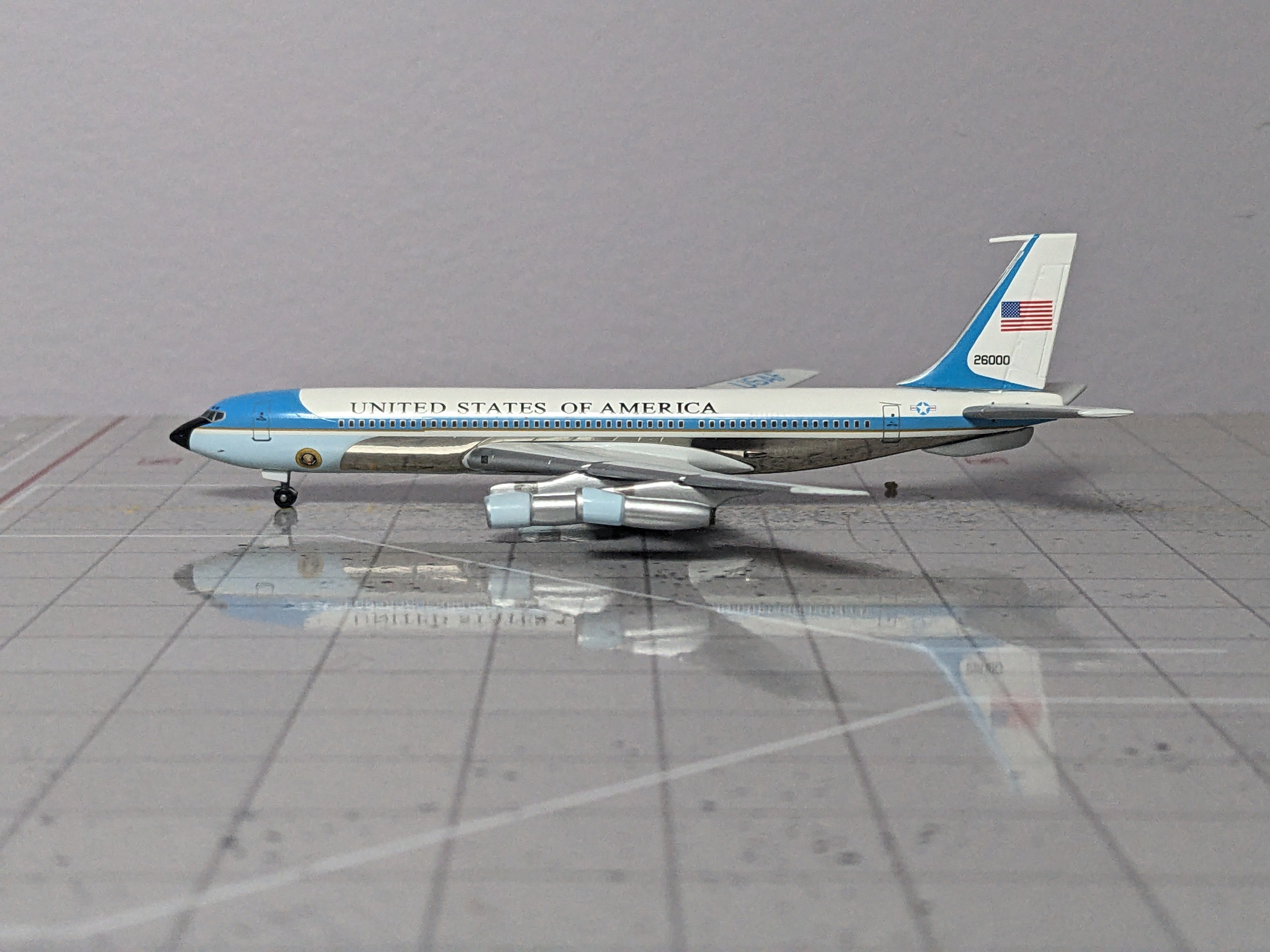 1:400 DRAGON USAF VC-137C (B707) 26000 "FLYING WHITE HOUSE"