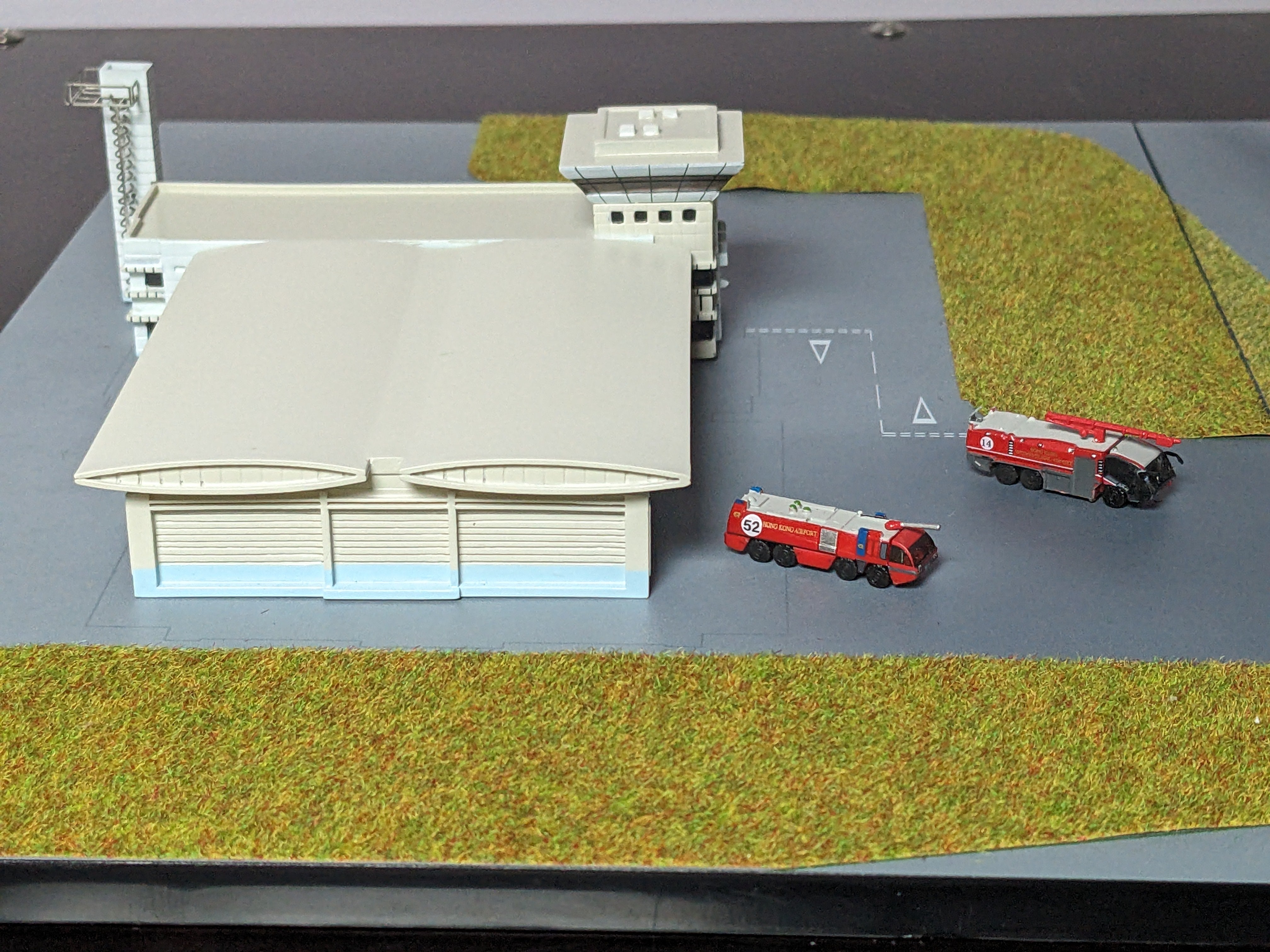 1:400 AIRPORT FIRE STATION GSE SET
