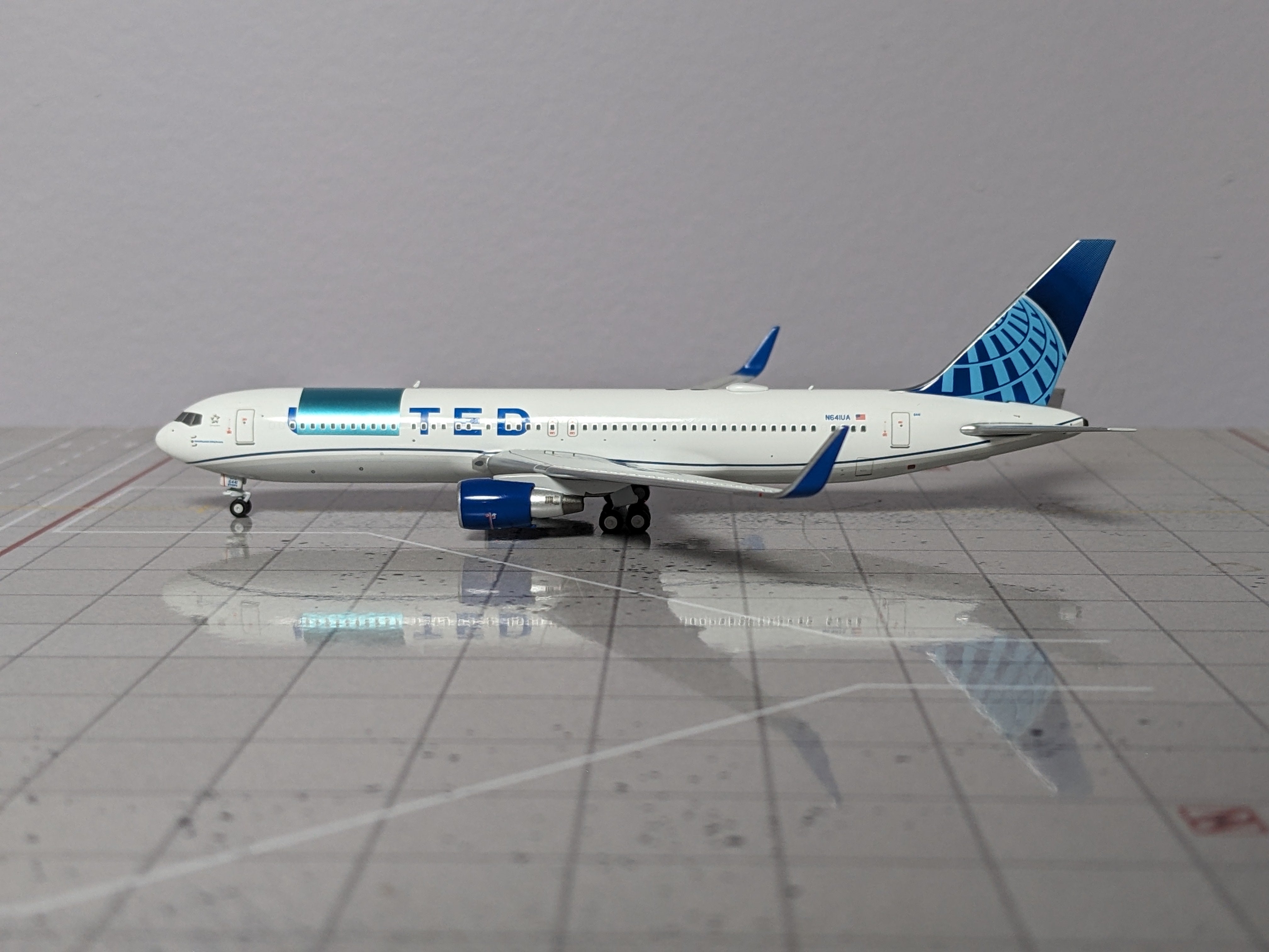 1:400 NG UNITED B767-300ER N641UA "PANEL"