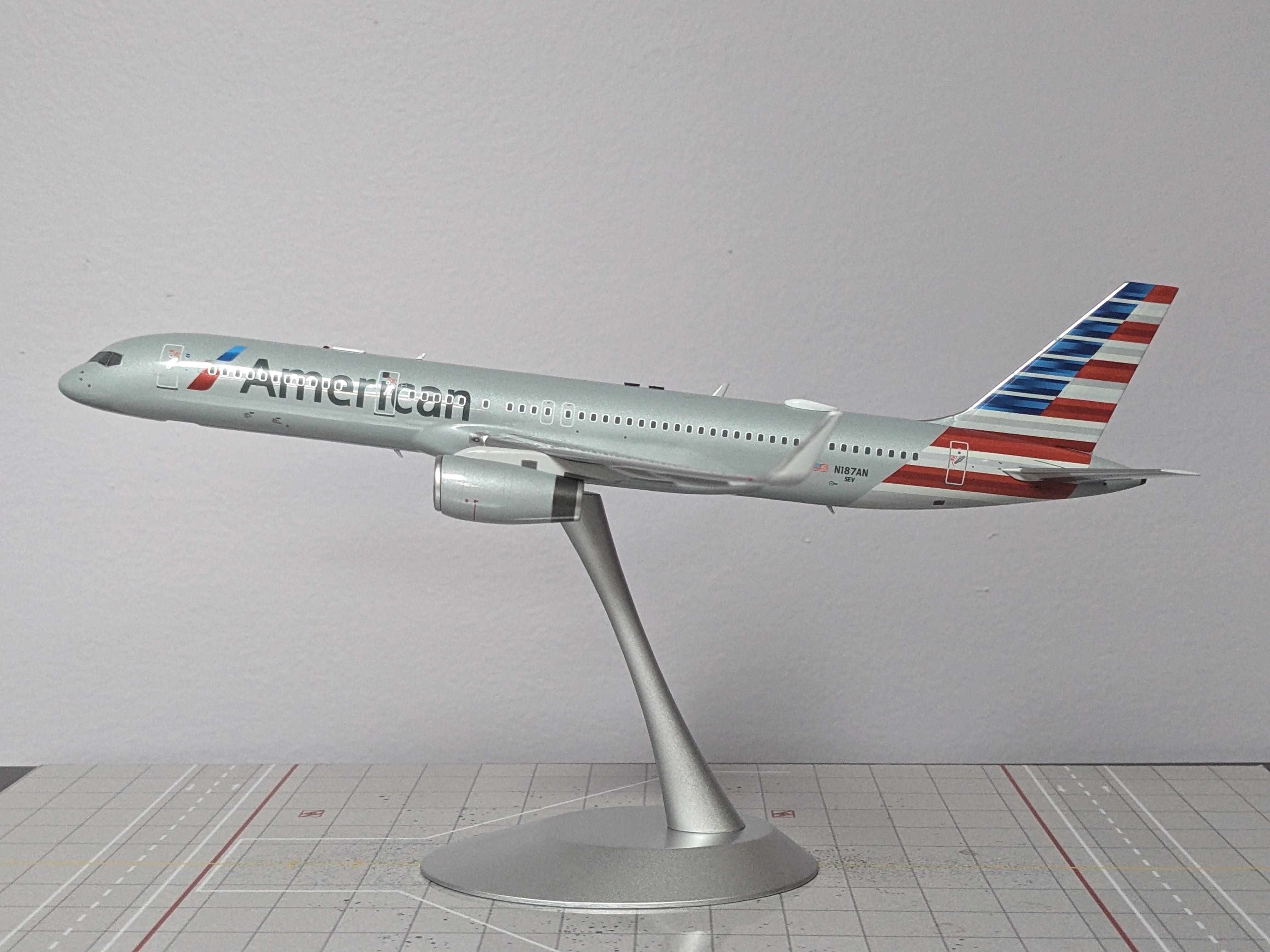 1:200 NG AMERICAN B757-200 N187AN