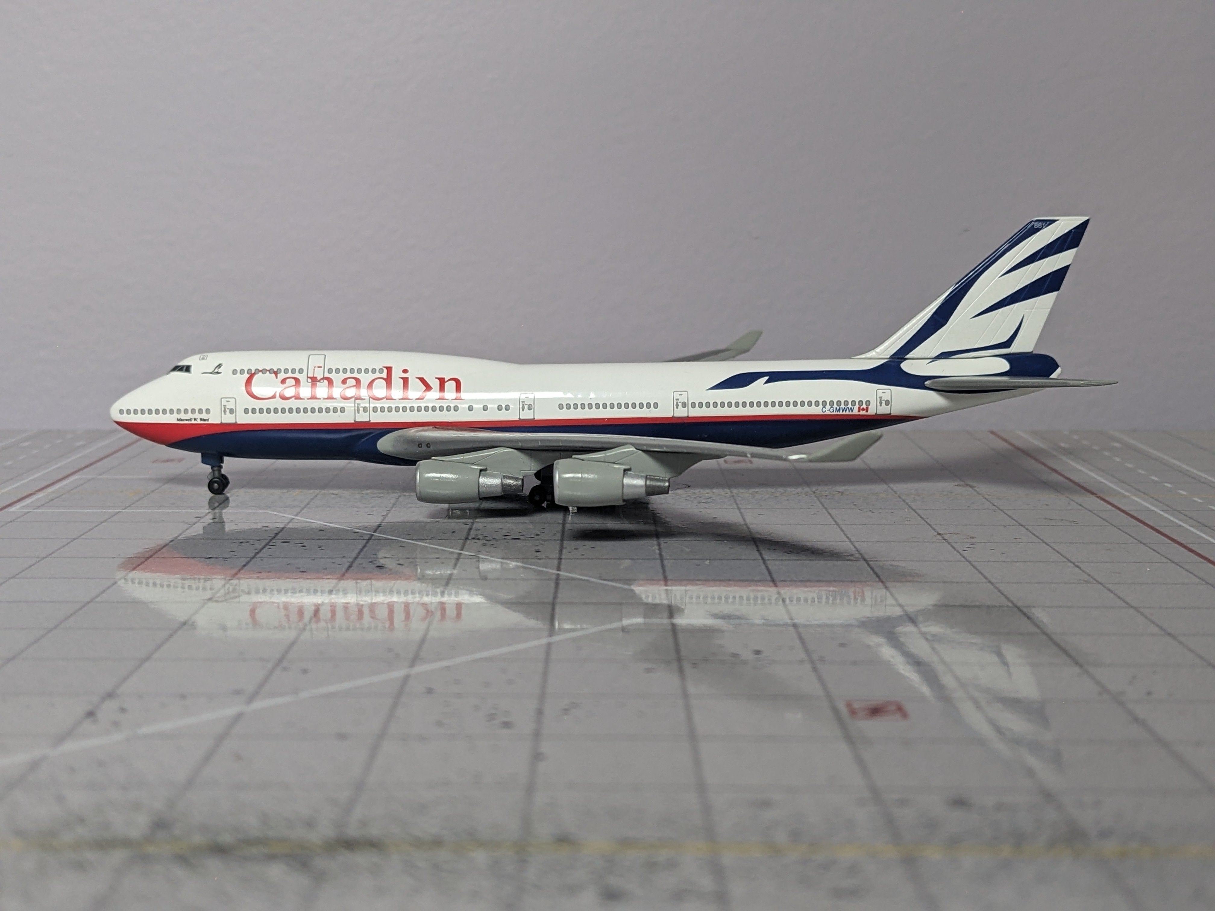 1:400 DRAGON CANADIAN B747-400 C-GMWW "GOOSED"
