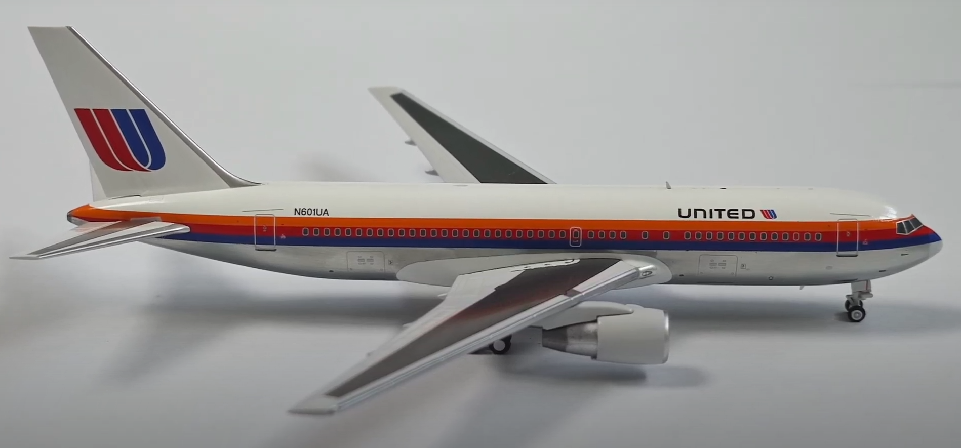 V1:400 UNITED AIRLINES BOEING 767-200ER - N601UA PRE ORDER