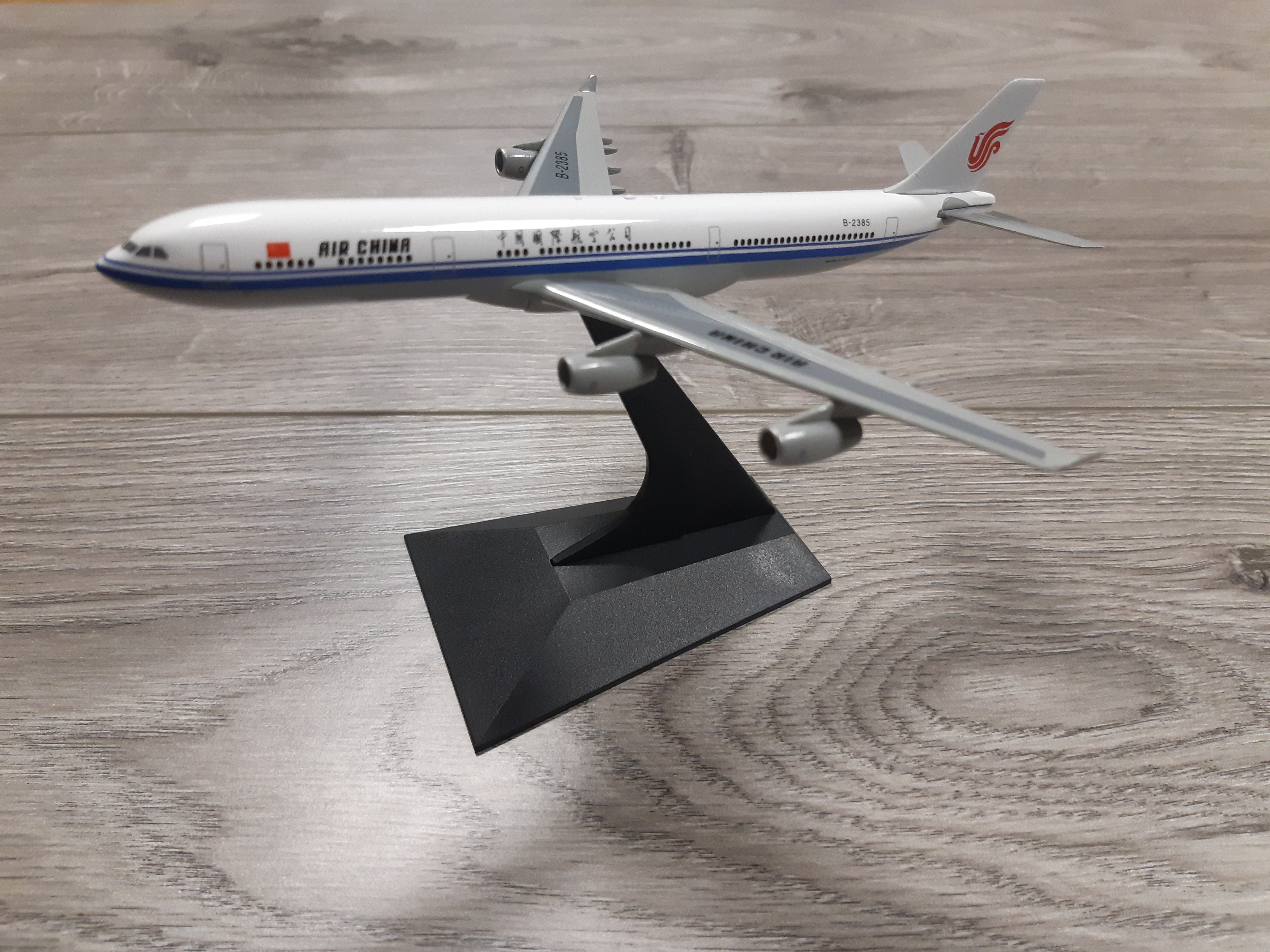 1:400 DRAGON AIR CHINA A340-300 B-2385
