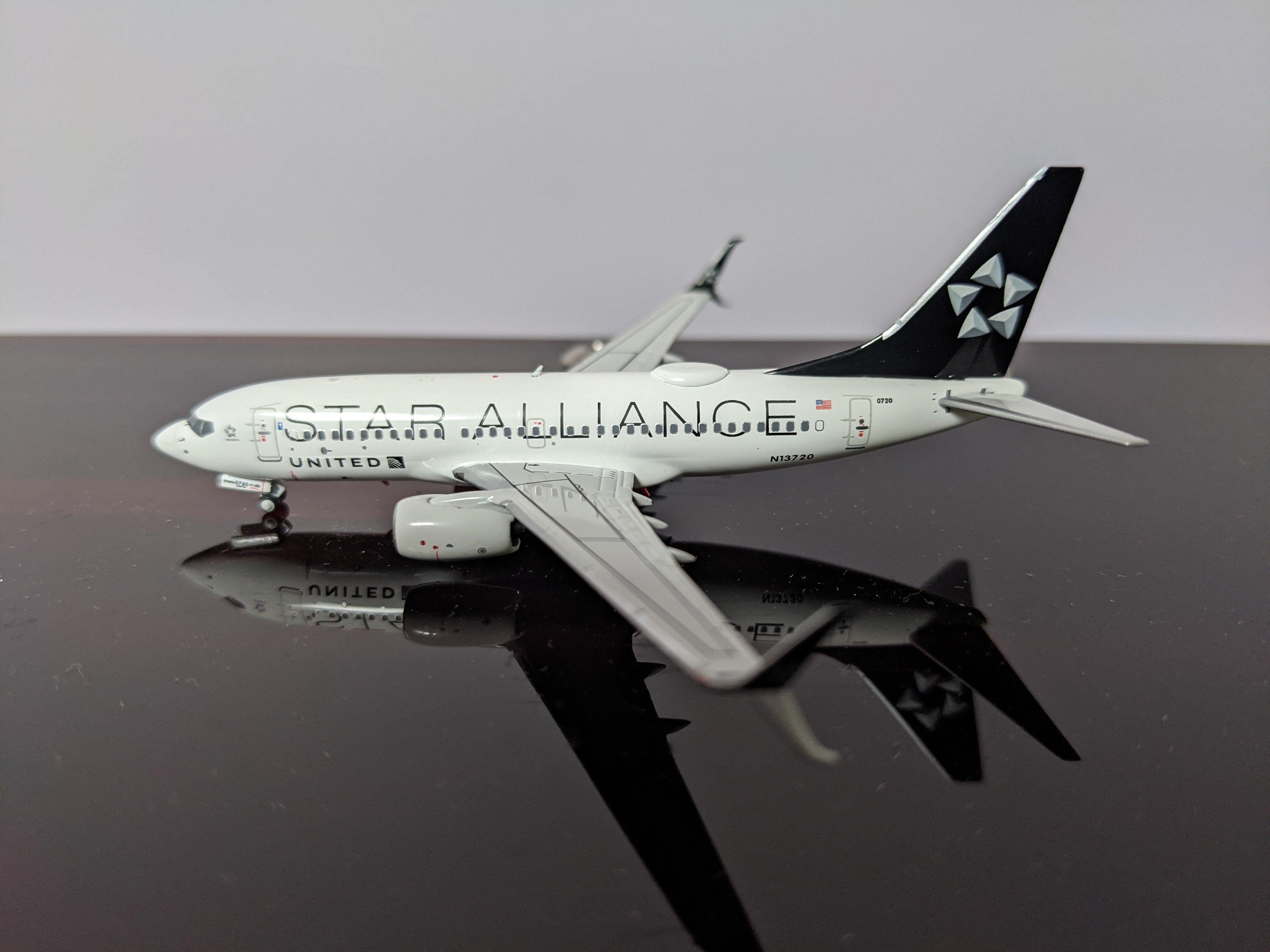 1:400 NG UNITED B737-700/w N13720 "STAR ALLIANCE SCIMITAR WINGLET"