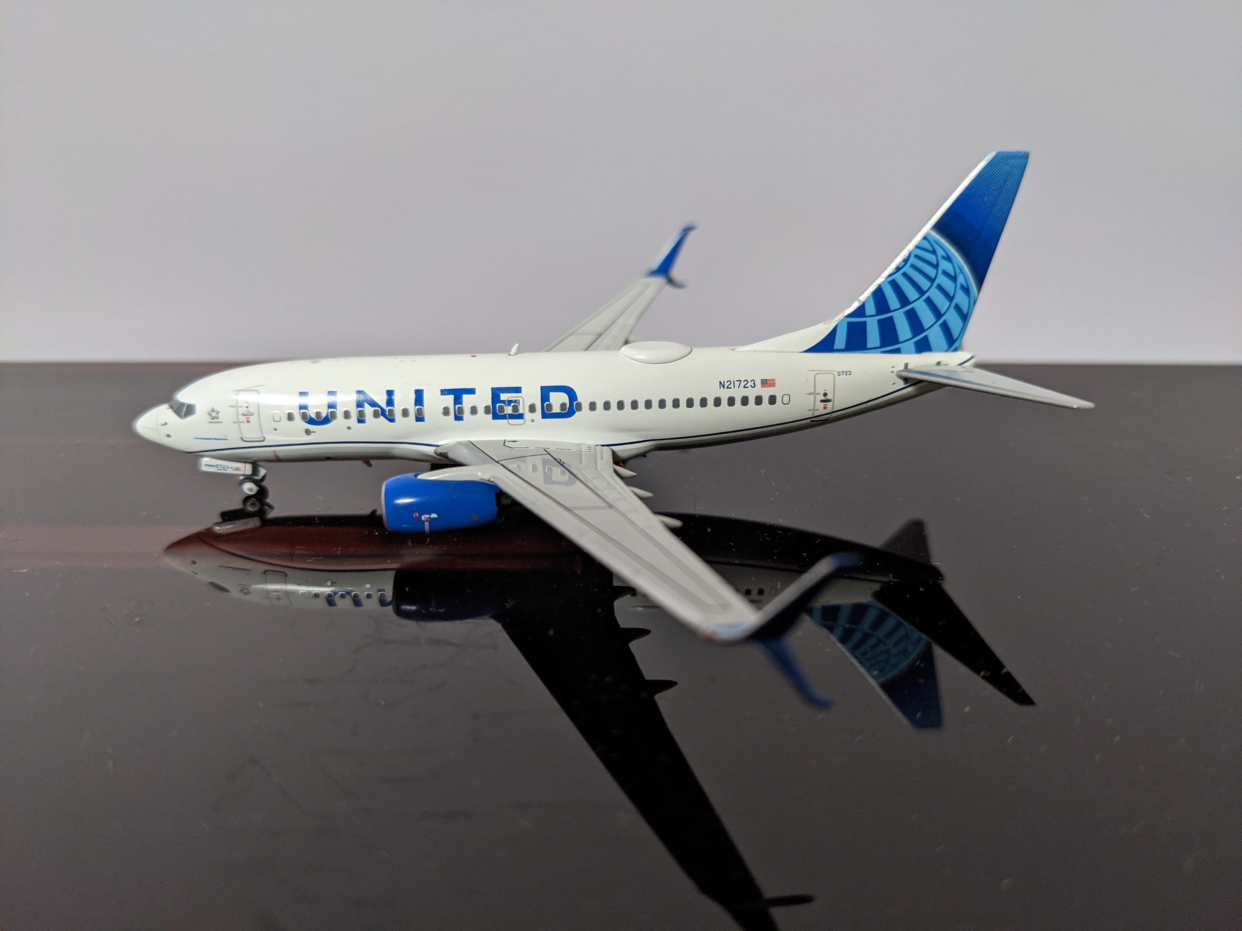 1:400 NG UNITED B737-700/w N21723 "EVO BLUE SCIMITAR WINGLETS"