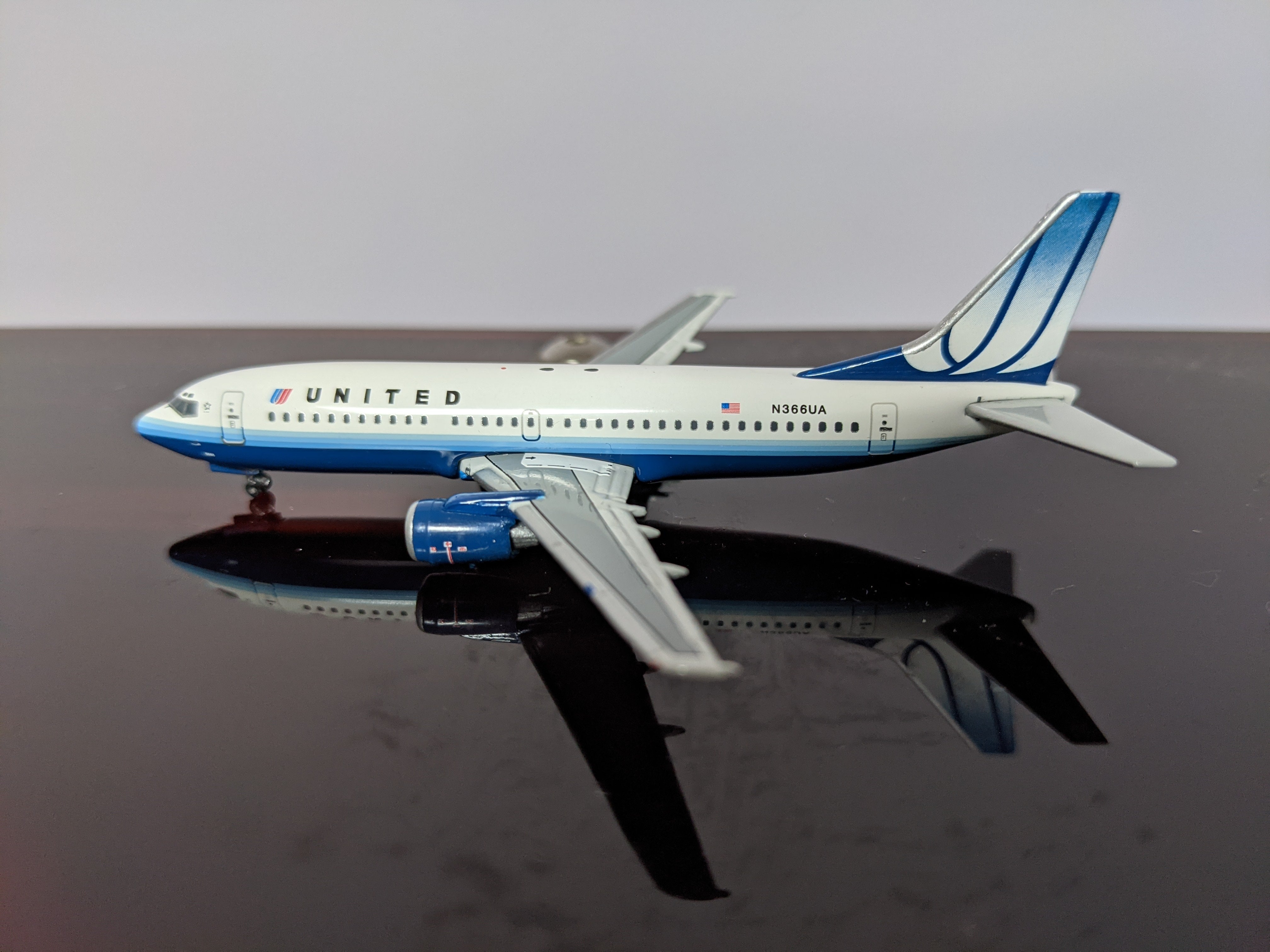 1:400 GEMINI UNITED B737-300 N366UA